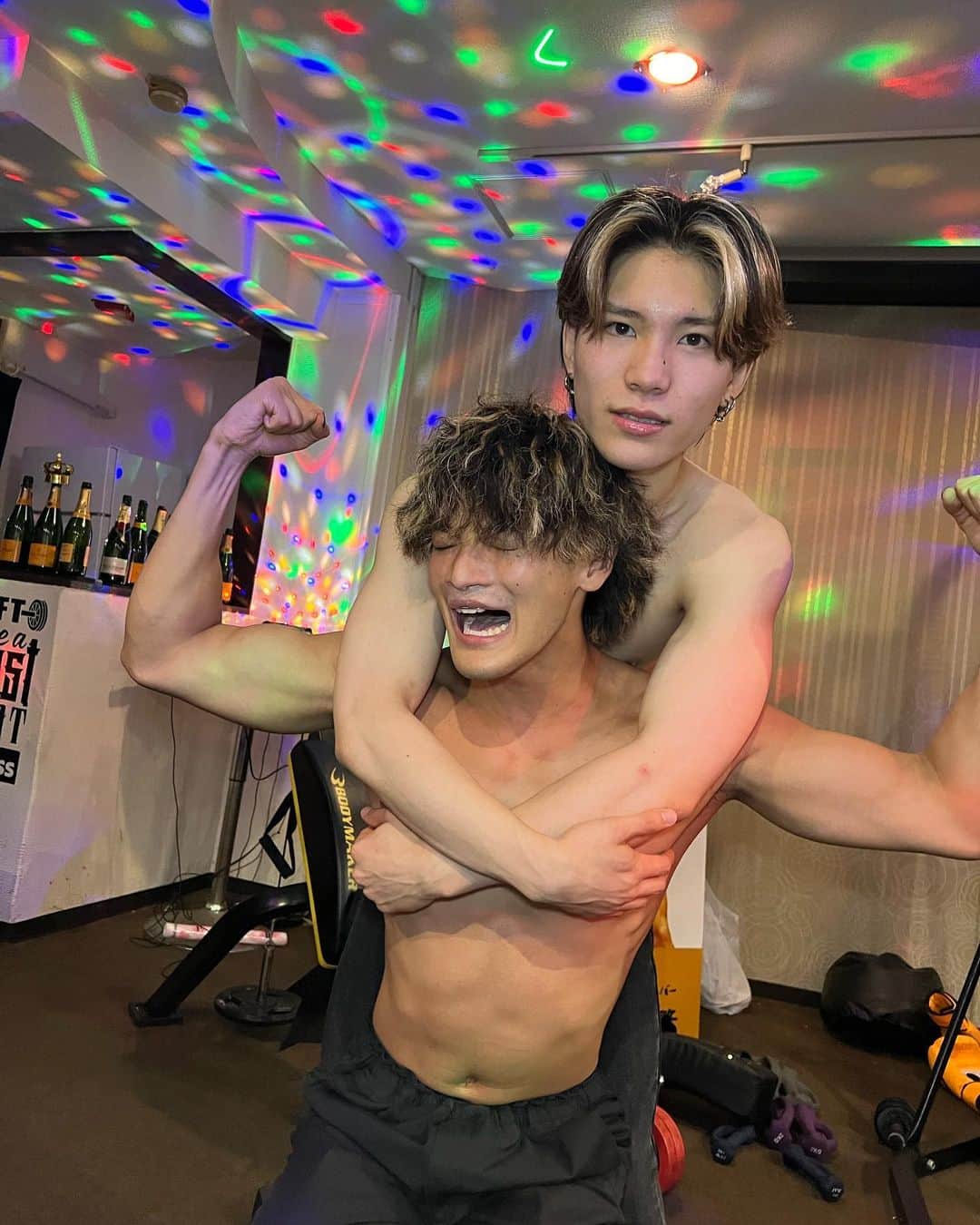 のインスタグラム：「昨日も沢山のお客様のご来店誠にありがとうございマッスル💪 ・ 今日はなんとなんとなんと全国ネットの地上波のテレビ番組の収録がございマッスル🥺🥺🥺🥺 放送日決まりましたらまたお知らせ致しマッスル🤤🌈 収録頑張りマッスル😇✨ ・ では、本日も19時よりお待ちしておりマッスル💪♫  ーーーーーーーーーーーーーーーーーーーーー  北新地マッスルバー 大阪市北区堂島浜1-3-22 堂島タウン2F Tel:06-6344-8878  仙台支店 仙台マッスルバー 宮城県仙台市青葉区国分町2-5-17 車屋ビル4F ☎︎08023592607 @sendaimusclebar   #マッスルバー #fyp #fypシ #コンセプトバー #コンセプトカフェ #大阪 #大阪観光 #osaka #muscle #musclebar #촣아 #相互フォロー #おすすめ #おすすめにのりたい #在地人推薦 #減肥 #景點 #網美景點 #旅遊 #맞팔#팔로우 #좋아요반사 #일본  #ユニバ #テーマパーク#筋肉」