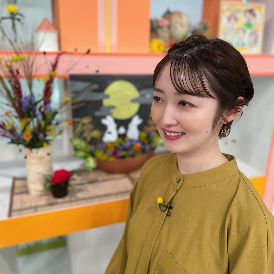 松田愛里のインスタグラム：「秋を感じるスタジオセットや衣装に、 ねじりヘアもお気に入り💡  今週のevery.フライデーは 総社の赤米、秋祭りの話題、栗のケーキ... 秋満載でお送りしました🍂  💄ヘアメイク: @_____aki_hairmake さん @a.si0_10 さん 👗衣装提供: @jeansfactory_takamatsu さん ※ピアスは私物 (@marcjacobs )  #秋 #🍂 #秋ヘア #秋メイク #ねじりアレンジ #岡山 #香川 #西日本放送 #everyフライデー #アナウンサー #秋服 #アナウンサー衣装」