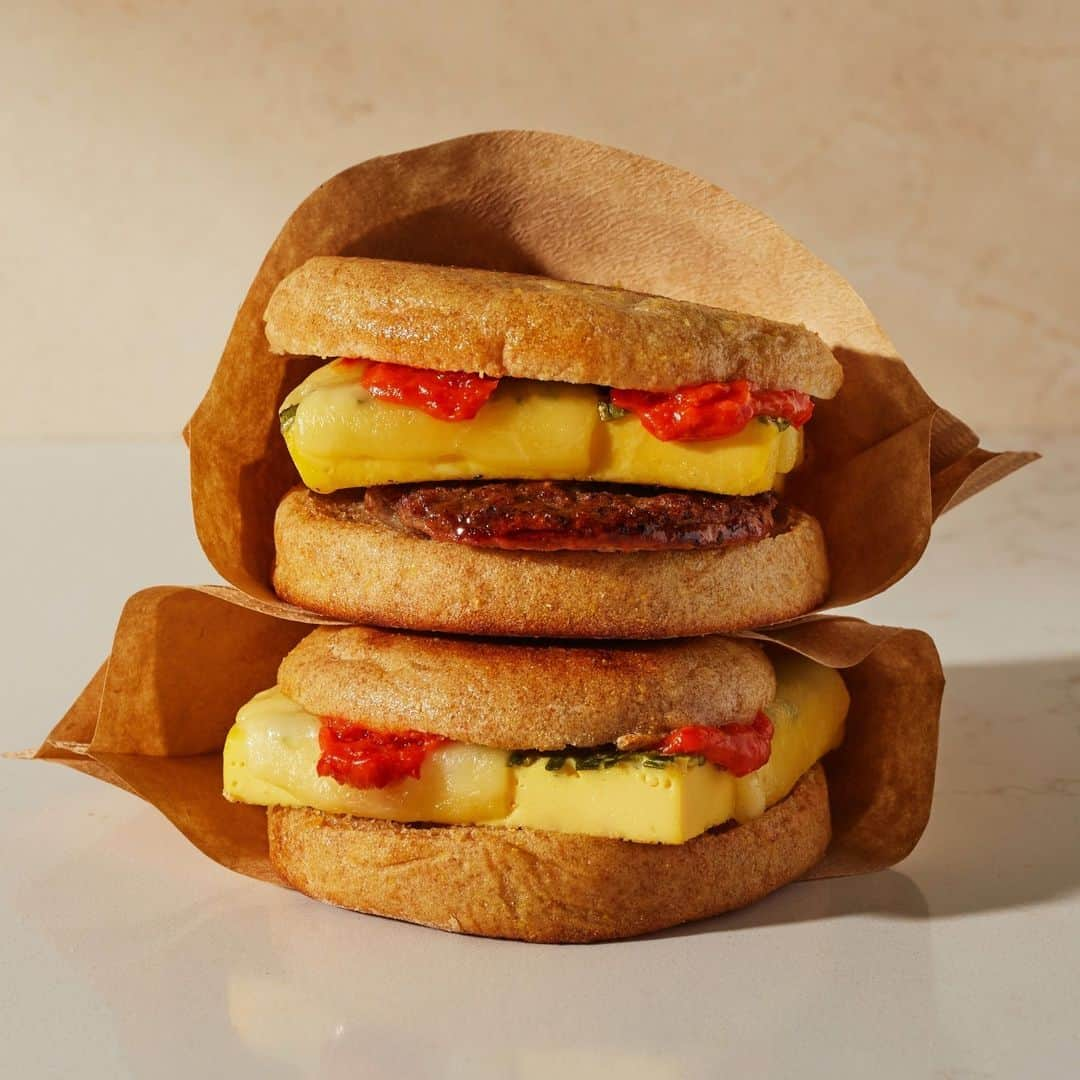 Blue Bottle Coffeeのインスタグラム：「Our Bay Breakfast Sandwich just got a protein-packed upgrade. Now add turkey sausage for a delicious and nourishing start to your morning.⁠ ⁠ Fuel your day with this melty, zesty sandwich, available in select cafes. Check the app to see what breakfast items your local cafe has.」