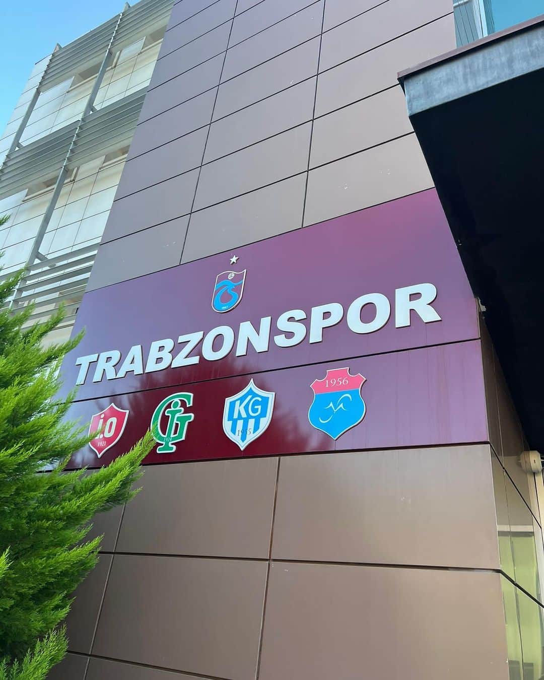 デニス・アオゴさんのインスタグラム写真 - (デニス・アオゴInstagram)「Transferupdate 💢 Der ehemalige Kapitän der Türkischen U21-Nationalmannschaft @umutxgunes wechselt für 2.3 Millionen Euro von @alanyaspor zum siebenmaligen Meister @trabzonspor .  Bei @alanyaspor bestritt Umut 82 Spiele in der Süper Lig, dabei erzielte er 4 Treffer und gab 4 Vorlagen.  Wir wünschen dir eine erfolgreiche Zeit bei @trabzonspor und freuen uns auf all die großartigen Momente, die du auf dem Spielfeld für die Fans und Anhänger von Trabzon schaffen wirst!  @aventsportsm   #Aventsports #ASM  - We rise by lifting others -」9月16日 5時04分 - dennisaogo
