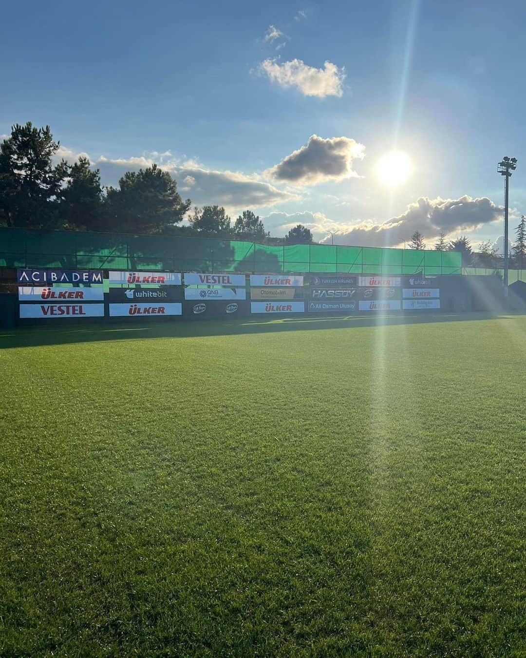 デニス・アオゴさんのインスタグラム写真 - (デニス・アオゴInstagram)「Transferupdate 💢 Der ehemalige Kapitän der Türkischen U21-Nationalmannschaft @umutxgunes wechselt für 2.3 Millionen Euro von @alanyaspor zum siebenmaligen Meister @trabzonspor .  Bei @alanyaspor bestritt Umut 82 Spiele in der Süper Lig, dabei erzielte er 4 Treffer und gab 4 Vorlagen.  Wir wünschen dir eine erfolgreiche Zeit bei @trabzonspor und freuen uns auf all die großartigen Momente, die du auf dem Spielfeld für die Fans und Anhänger von Trabzon schaffen wirst!  @aventsportsm   #Aventsports #ASM  - We rise by lifting others -」9月16日 5時04分 - dennisaogo