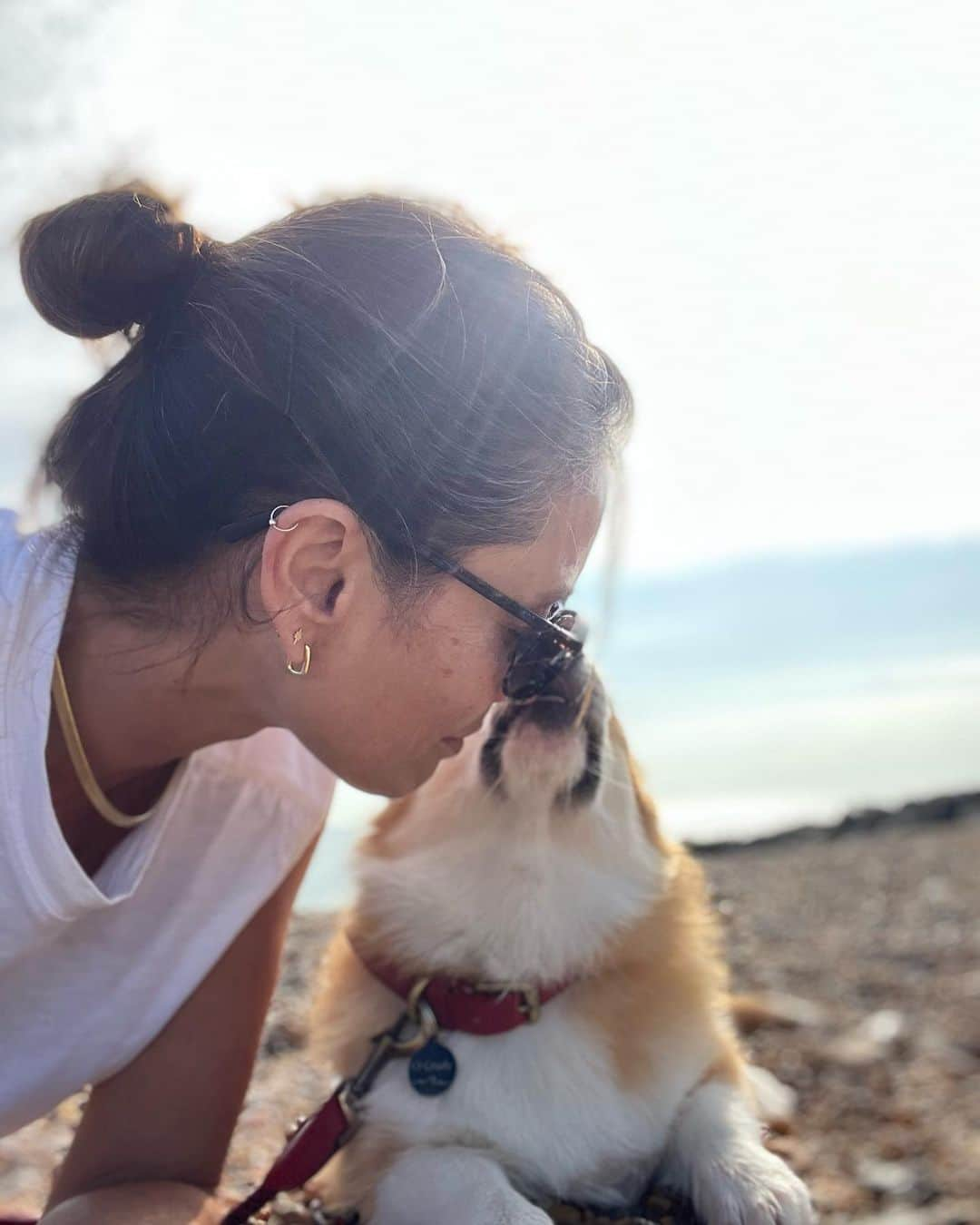 メラニー・サイクスのインスタグラム：「Me and my boy Porchie on a day trip to the seaside. Such a beautiful day for taking pics😍   I've got a big edit to do, so many photos. 📸🐾❤️🤸🏽‍♂️  Hope you had a good one peeps 💛  #happyfriday #lancingbeach  #blessed #corgi  #porchie  #puppylove #sussex」