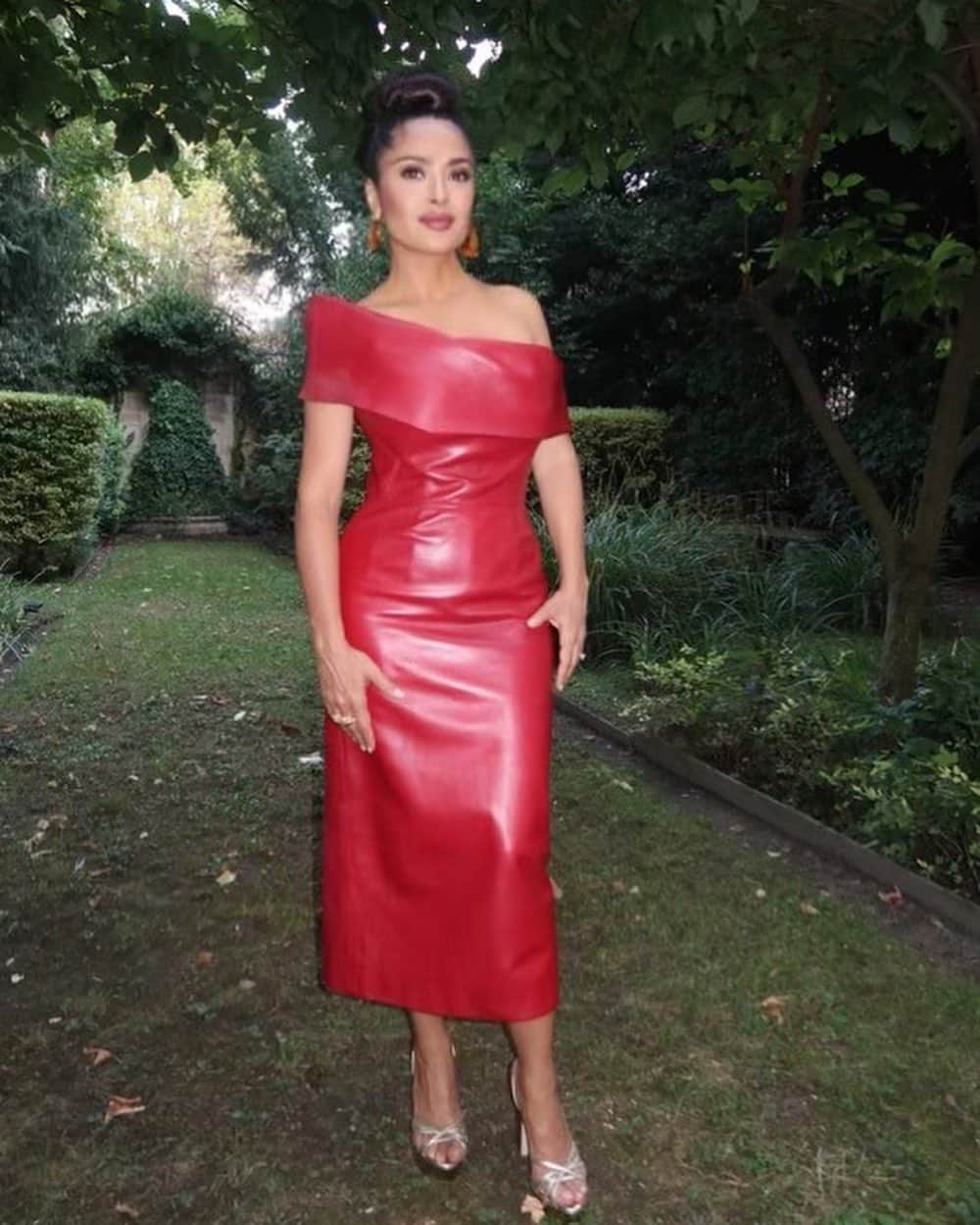 のインスタグラム：「♥️Paris- Kering 10th anniversary dinner  @kering_official  Make-up: @wendyrowe  Hair: @naokawakamihair  Stylist: @rebeccacorbinmurray  Dress, bag & earrings: @alexandermcqueen  Ring: @boucheron Shoes: @jenniferchamandi」