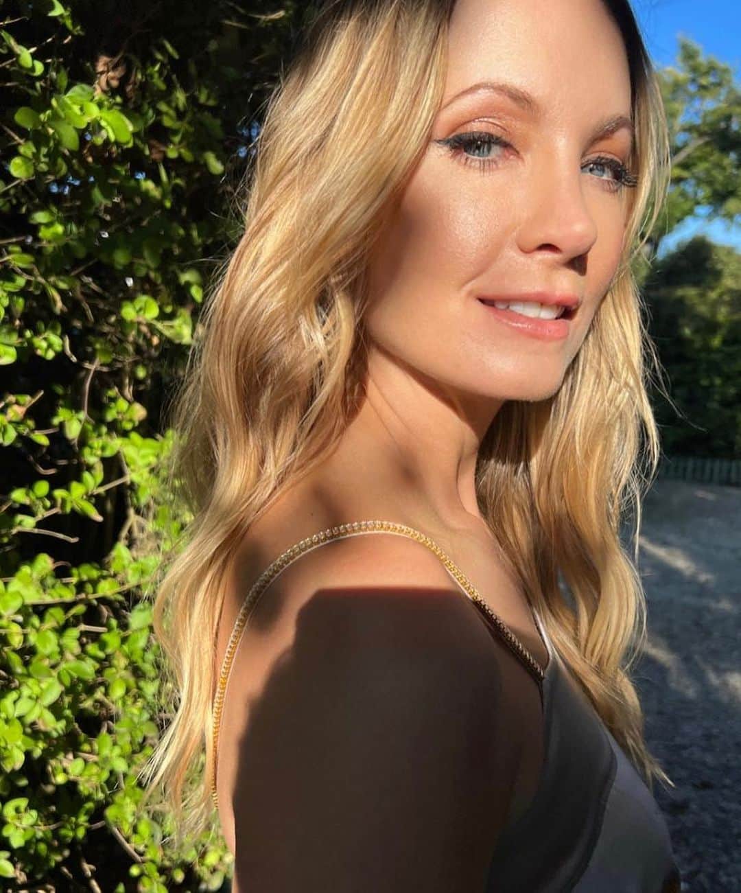 ジョアン・フロッグガットのインスタグラム：「A beautiful morning to kick off #londonfashionweek ❤️ Thank you  Hair - @davidebarbieri_  Makeup - @nathalieeleni_beauty  Skin- laser & skin booster @dr_marwaali  Hair colourist - @annettefieldhair 💋」