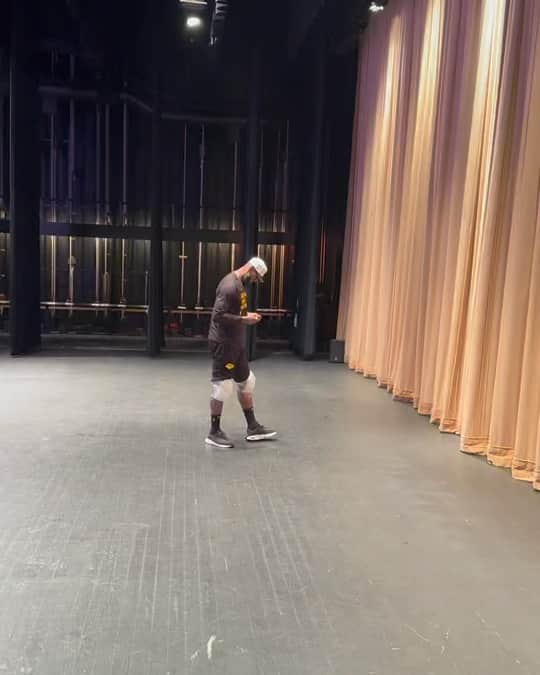 レブロン・ジェームズのインスタグラム：「HUGE s/o Lourdes High School in Rochester, MN for this week’s long hospitality, prayers, love and support. I am very thankful for it all. Special thanks to Coach Larson for not only opening up the weight room and gym every day no matter the time but simply because of your generosity & helpfulness! To the faculty, teachers, coaches, principle, students you guys absolute ROCK!!!! 🙏🏾🤎🫡👑#GoEagles💜💛 P.S. As you can see I surprised the students at the end of the week in the auditorium right after my workouts! 😉」