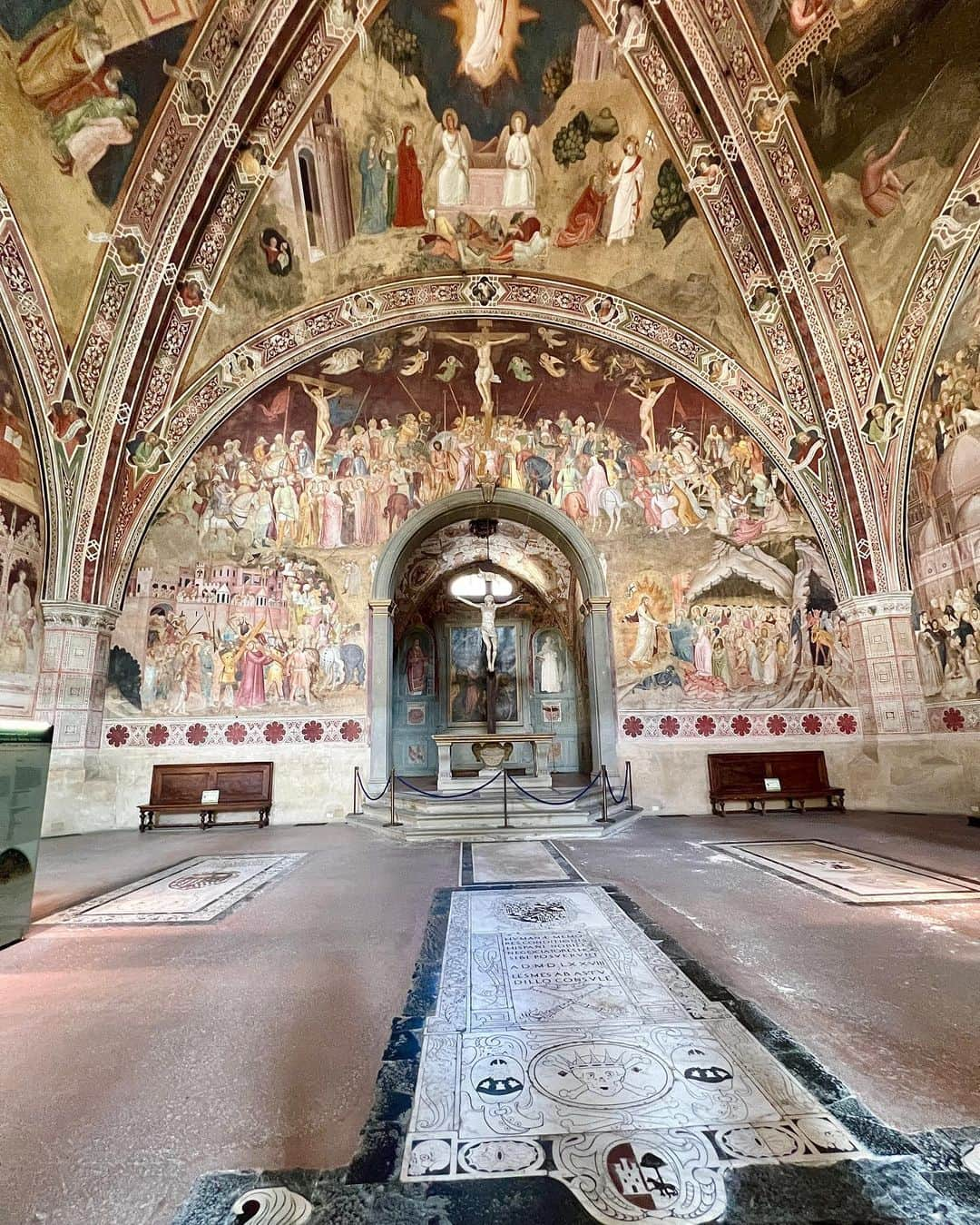 ayakoさんのインスタグラム写真 - (ayakoInstagram)「Firenze🇮🇹✨ Santa Maria Novella⛪️⭐️💊  1-7枚目が教会。ピンクとグリーンの大好きな組み合わせで大理石のファサードがとっても美しい☺️🩷💚  8-10枚目が薬局。SMN薬局は世界最古の薬局なの🌍💫元々SMNのボディクリームや香水が大好きで東京の店舗によく行っていたので、本店にこれて嬉しい🇮🇹内装がとても美しくてかわいくて...💞幸せだ！🥰😍  #firenze🇮🇹 #santamarianovella #サンタマリアノヴェッラ」9月16日 5時30分 - ayapooh_22