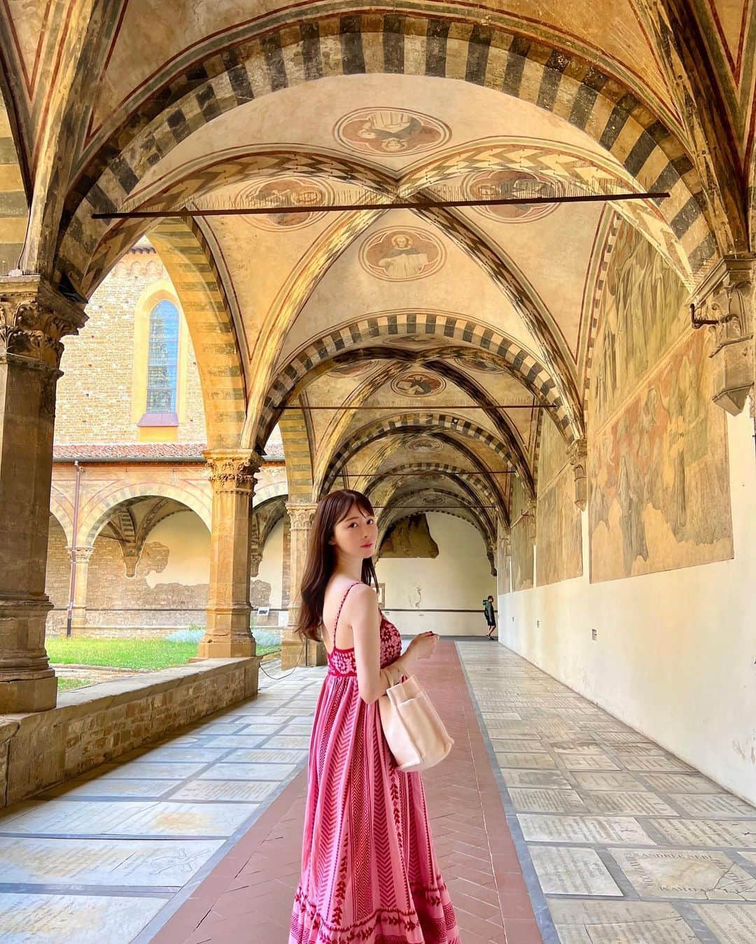 ayakoさんのインスタグラム写真 - (ayakoInstagram)「Firenze🇮🇹✨ Santa Maria Novella⛪️⭐️💊  1-7枚目が教会。ピンクとグリーンの大好きな組み合わせで大理石のファサードがとっても美しい☺️🩷💚  8-10枚目が薬局。SMN薬局は世界最古の薬局なの🌍💫元々SMNのボディクリームや香水が大好きで東京の店舗によく行っていたので、本店にこれて嬉しい🇮🇹内装がとても美しくてかわいくて...💞幸せだ！🥰😍  #firenze🇮🇹 #santamarianovella #サンタマリアノヴェッラ」9月16日 5時30分 - ayapooh_22