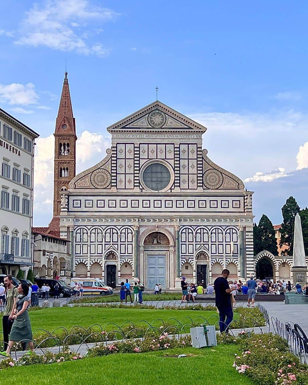 ayakoさんのインスタグラム写真 - (ayakoInstagram)「Firenze🇮🇹✨ Santa Maria Novella⛪️⭐️💊  1-7枚目が教会。ピンクとグリーンの大好きな組み合わせで大理石のファサードがとっても美しい☺️🩷💚  8-10枚目が薬局。SMN薬局は世界最古の薬局なの🌍💫元々SMNのボディクリームや香水が大好きで東京の店舗によく行っていたので、本店にこれて嬉しい🇮🇹内装がとても美しくてかわいくて...💞幸せだ！🥰😍  #firenze🇮🇹 #santamarianovella #サンタマリアノヴェッラ」9月16日 5時30分 - ayapooh_22