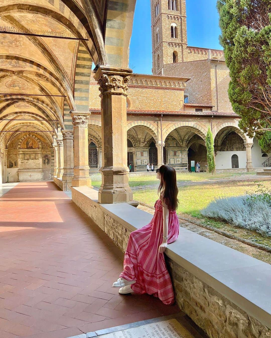 ayakoさんのインスタグラム写真 - (ayakoInstagram)「Firenze🇮🇹✨ Santa Maria Novella⛪️⭐️💊  1-7枚目が教会。ピンクとグリーンの大好きな組み合わせで大理石のファサードがとっても美しい☺️🩷💚  8-10枚目が薬局。SMN薬局は世界最古の薬局なの🌍💫元々SMNのボディクリームや香水が大好きで東京の店舗によく行っていたので、本店にこれて嬉しい🇮🇹内装がとても美しくてかわいくて...💞幸せだ！🥰😍  #firenze🇮🇹 #santamarianovella #サンタマリアノヴェッラ」9月16日 5時30分 - ayapooh_22