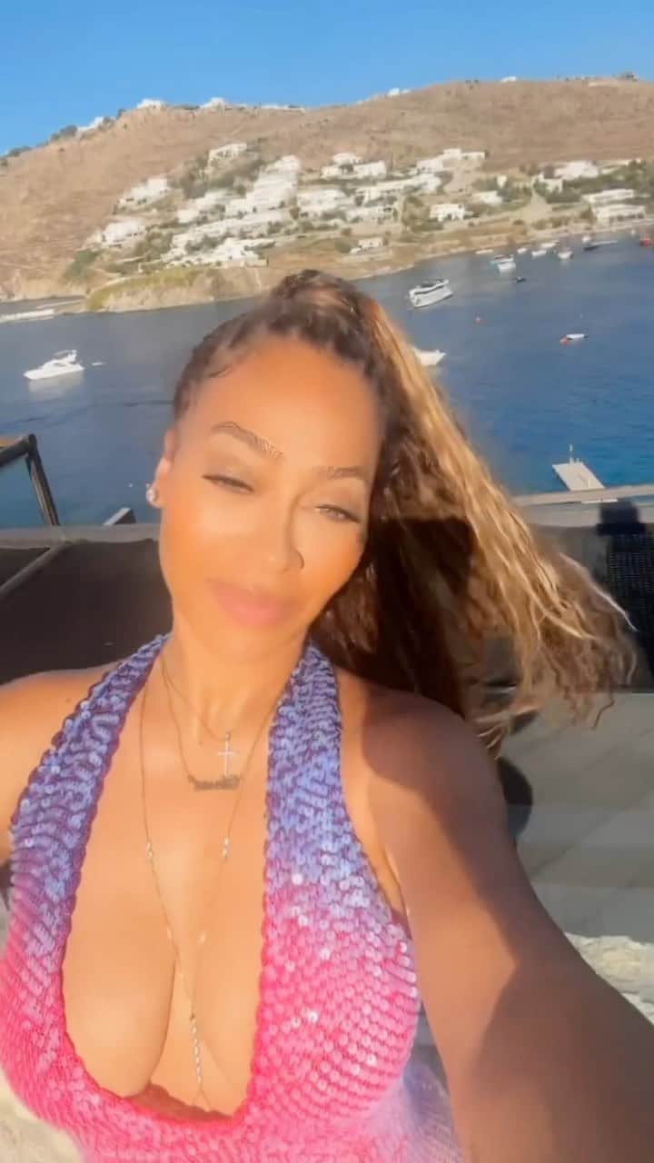 ラ・ラ・アンソニーのインスタグラム：「My dream location… Mykonos 💖」