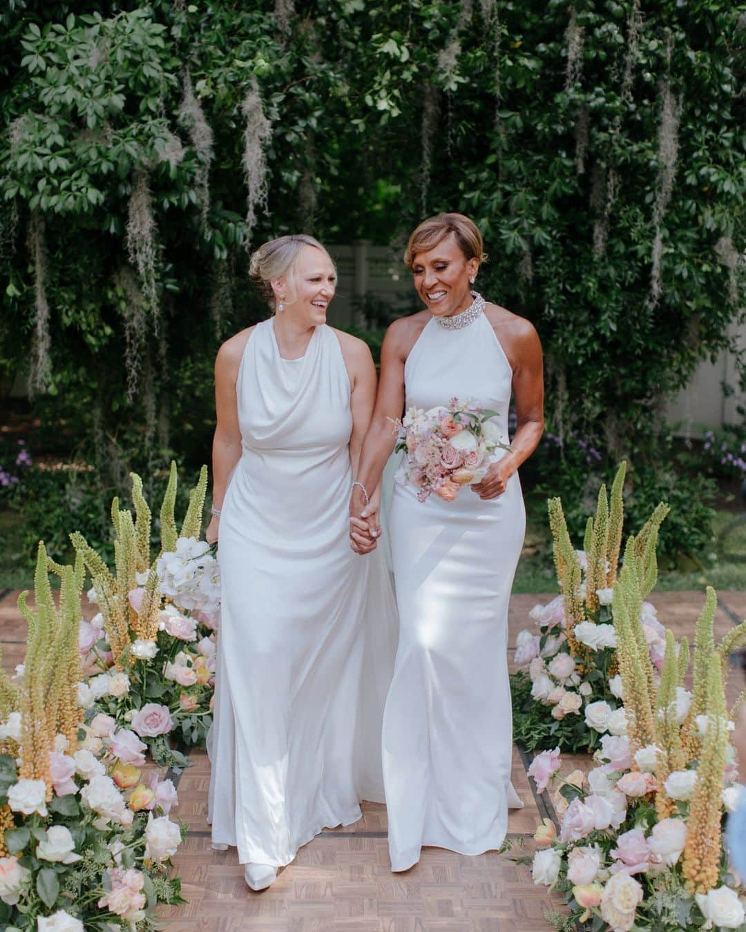 New York Times Fashionのインスタグラム：「Robin Roberts and Amber Laign were wed Sept. 8 in an intimate ceremony at their home in Farmington, Connecticut. The newlyweds spoke to The New York Times in an exclusive interview about their relationship.  The couple first met in 2005 when their mutual friends set them up on a blind date. Laign had previously watched the “Today” show rather than “Good Morning America,” the program hosted by @robinrobertsgma. “I didn’t know who she was,” Laign said.  The couple bonded over their differences, and now, they are embracing the spotlight together. “I could not have imagined as a young girl growing up in Mississippi that I’d be sitting here with you in New York City, with my fiancée who is a woman, and freely, openly and passionately talking about it,” Roberts said.  Read more from @sadibahasan about Robin Roberts and Amber Laign’s love story. Photos by Chris J. Evans」