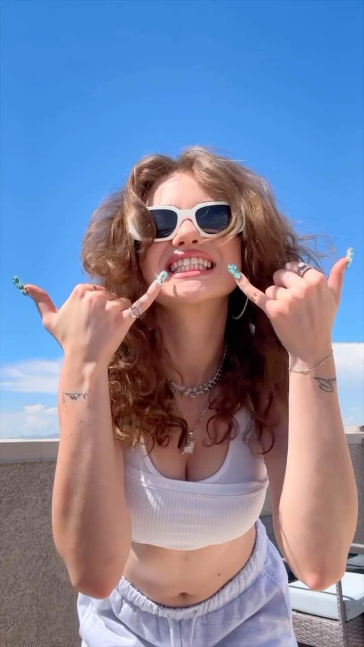のインスタグラム：「#dientesdancechallenge Está ⚡️ con toda la buena vibra 🦷 háganlo con nosotros 😁」