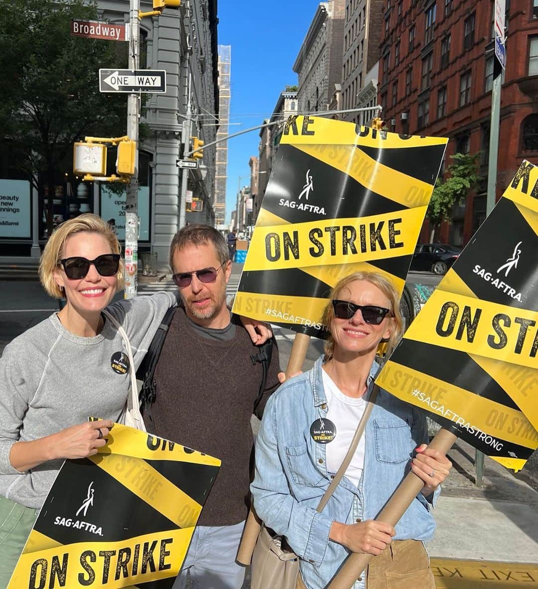 ナオミ・ワッツのインスタグラム：「Here with @mslesliebibb and #samrockwell, standing in solidarity with my union brothers and sisters. I’ve been a SAG member for nearly 30 years strong. We need a fair deal NOW!   #SAGAFTRAstrike」