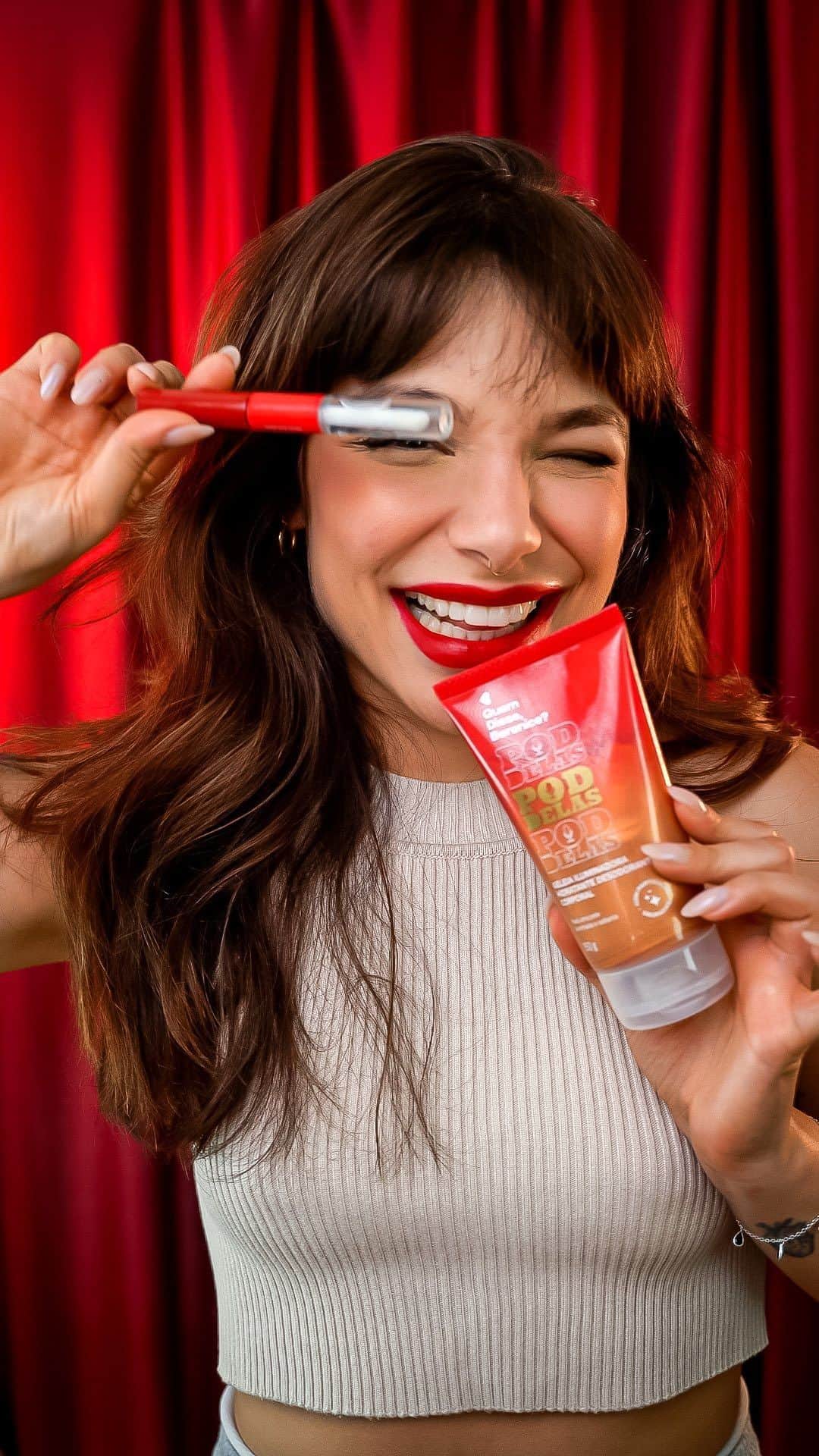 quem disse, berenice?のインスタグラム：「que a nossa nova collab com o @poddelas tá tudo vcs já sabem né? mas hoje a @gabezanqui trouxe um review COMPLETO pra falar de todos os produtos dessa linha completa. são mais de 10 itens de make e skincare facial e corporal! vem conferir. #QDBComPoddelas  #PraTodosVerem: o post é um vídeo da influenciadora Gabe Zanqui apresentando os produtos da collab com Poddelas. Fim da descrição.」