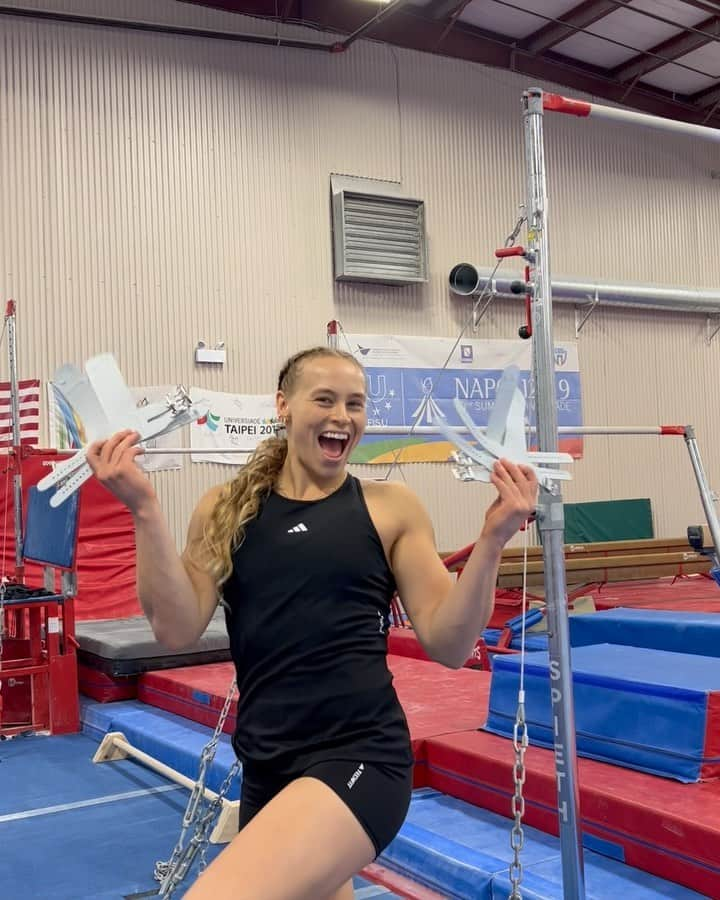 エリー・ブラックのインスタグラム：「Got my new @spiethamerica Grips…ready to go to Worlds!   I find that new grips definitely give more grip. Grips eventually wear down, stretch out and can get slippy from constant use - so, it’s important that I am constantly using fresh ones.   I love the double buckle on the @spiethamerica grips, which makes me feel more secure - I can also adjust the tightness more if needed.   Got any Grip Tips?!?  #Grips #SpiethAmericaPartner #Gymnastics #Worlds」