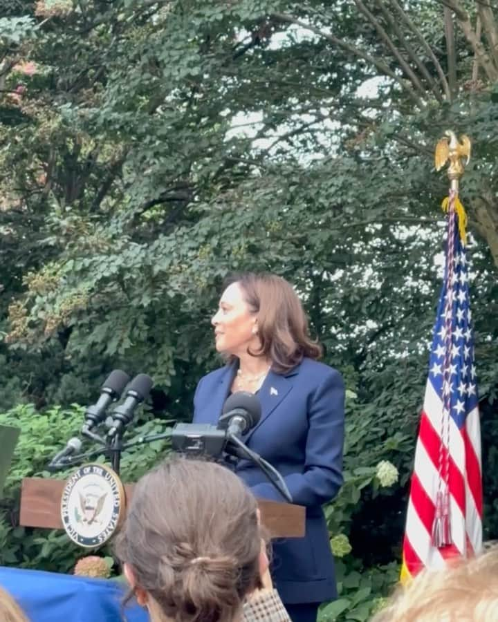 デブラ・メッシングのインスタグラム：「What an honor to celebrate Rosh Hashana, the Jewish New Year, with @vp and @secondgentleman at their home. I am so grateful for all the support they show to our community and our fight against anti-Semitism. Being there with Jewish leaders, hearing copious wishes of Shana Tova, and the distinct and joyful sound of live klezmer music made me feel like I was with family.  Rosh Hashana marks a new beginning in the Jewish calendar. We take this time to reflect on the last year, and commit to being intentional going forward, with our words, and actions. May we be kinder, more generous, more fair, more compassionate, more patient, more loving, to all. Shana Tova everyone. May you have a sweet New Year. 🍯🍎  #roshhashana #vicepresident #secondgentleman  Video credit: @mandanadayani」