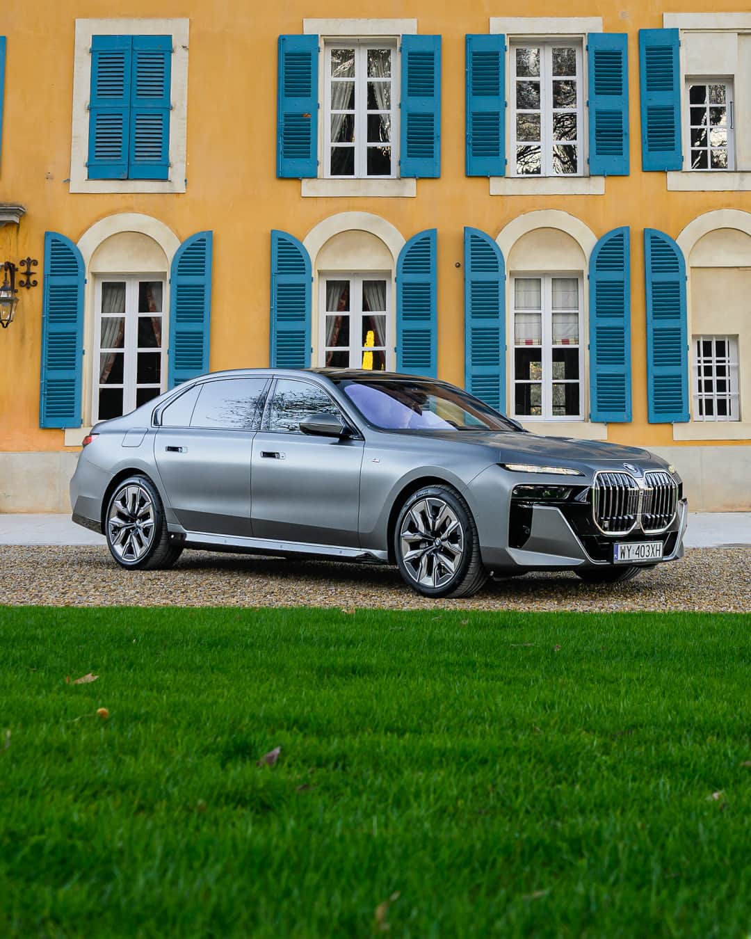BMWのインスタグラム：「Heritage 🤝 innovation  The BMW i7. #THEi7 #ThisIsForwardism #BMW #BornElectric #BMWElectric __ BMW i7 xDrive60: Combined power consumption: 19.6–18.4 kWh/100 km. Combined CO2 emissions: 0 g/km. Electric range: 590–625 kilometers. All data according to WLTP. Further info: www.bmw.com/disclaimer」