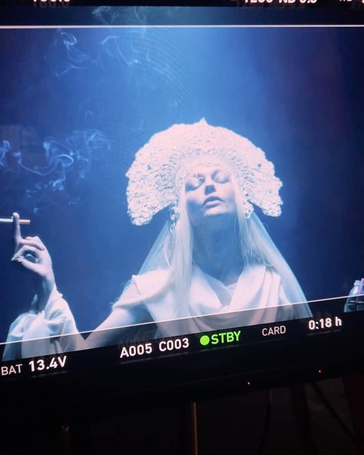 サーシャ・ピヴォヴァロヴァのインスタグラム：「♾Brushstroke of Eternity♾ #momentlastsforever #behindthescene」