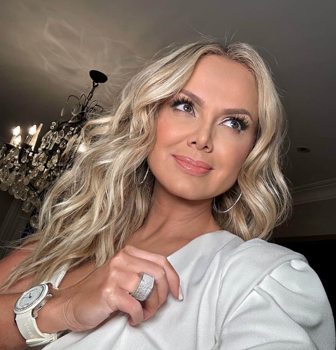Eliana Michaelichin Bezerraのインスタグラム：「Bora celebrar a vida da nossa Manu!! 6 anos de alegria, amor, gratidão e fé🤍. #mariapassanafrente Beleza @lavoisier  Estilo @thidyalvis」