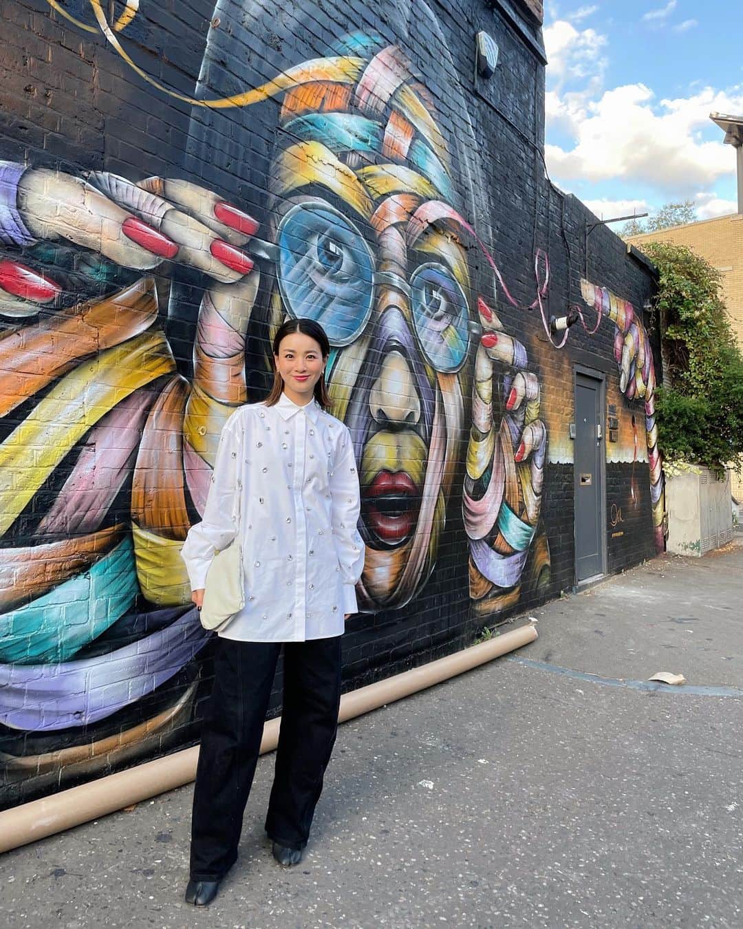 秋元玲奈のインスタグラム：「A new piece of London I discovered today.  ファッションとアートの街。  #london #londonlife #shoreditch」