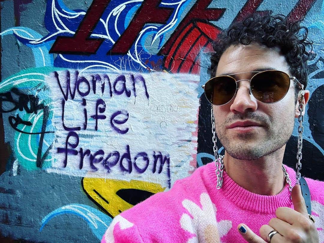ダレン・クリスさんのインスタグラム写真 - (ダレン・クリスInstagram)「Baraye - For Women Life Freedom  OUT NOW. proud to have been just 1 of 16,000 voices on this song, the release of which marks the one-year anniversary of the peaceful protests against violence against women in Iran. huge thank you to the incredible @taylorhanson for putting this together and for including me. #forwomenlifefreedom #fwlf #womenlifefreedom #baraye #singforthesilenced」9月16日 6時23分 - darrencriss