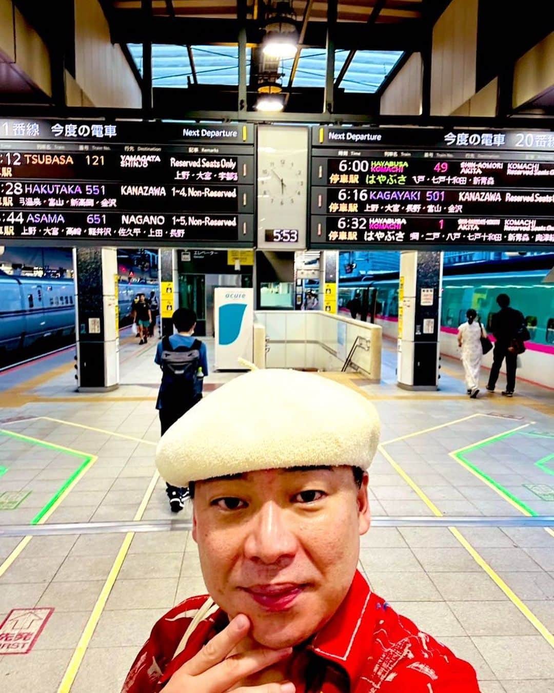 美川憲二さんのインスタグラム写真 - (美川憲二Instagram)「朝も早よから　東京駅よ〜😂🤪😜😝😅💦💦💦💦💦  今日は　これから　本業のお仕事🎵🎵  青森まで〜🚅💨💨  ほんとは、14時入りでいいんだけど  なんで始発の新幹線かって⁈  それは　今日から3連休で、急遽決まった営業だから、チケット🎫が取れなく 始発しか空いてなかったのよーー😂😱😰😨😩😫💦💦💦💦  どんだけ〜🤪😜💦💦💦　笑。  皆さんにとっては　楽しい3連休‼️  芸人にとっては、動きずらい3連休‼️😩🤪😜😂💦💦💦  あー　大変💦　　大変💦💦  それそれーー😅💪💪 #東京駅 #東京 #tokyo  #朝も早よから  #これから青森 #今日は本業よ #生のステージ #行ってきます  #美川憲一 #美川憲二 #ヒデコフランセスカ #オネェ系 #ものまね」9月16日 6時25分 - mikawakenji
