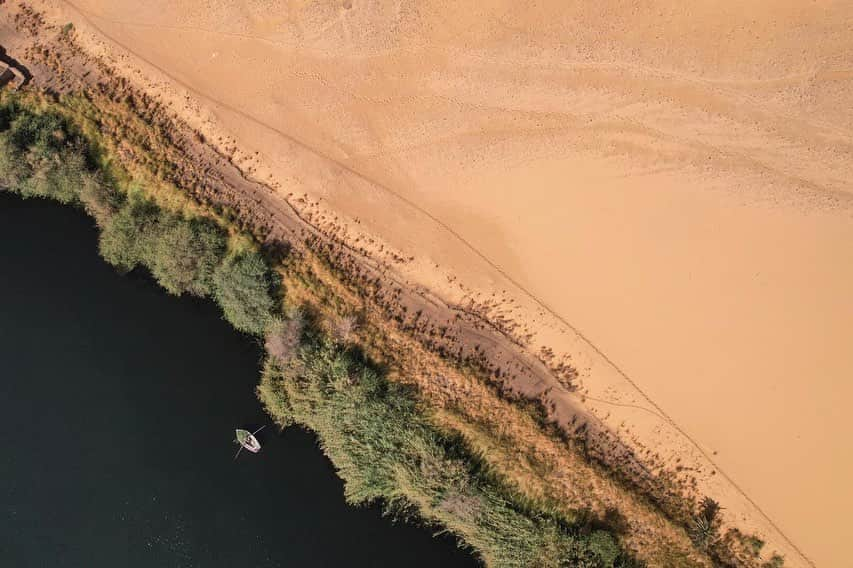 thephotosocietyさんのインスタグラム写真 - (thephotosocietyInstagram)「Photos by @mattmoyerphoto // I am honored to share work from my recent National Geographic Explorer grant project funded by @insidenatgeo documenting the role of the Nile in Egyptian life and the looming water scarcity crisis. Egypt gets 97% of its water from the Nile and as the nation’s population balloons and temperatures increase due to climate change, Egypt could run out of water as soon as 2025.   Image 1. A teenage boy fishes with his father, who is blind, near the temple of Philae on Lake Aswan in Aswan, Egypt. ⁠ ⁠ Image 2. A fisherman rows along the thin ribbon of green that surrounds the Nile at Aswan, Egypt.⁠ ⁠ Image 3. A Nubian man wades into the Nile for an evening swim.⁠ – ⁠#Egypt #NationalGeographicExplorer #Nile #WaterCrisis – Follow me @mattmoyerphoto to see more work from this project.」9月16日 6時37分 - thephotosociety