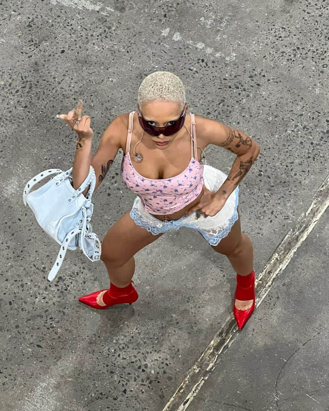 Urban Outfittersさんのインスタグラム写真 - (Urban OutfittersInstagram)「Paint the town pink 💗 @dojacat in our Out From Under Corset Cami.」9月16日 6時40分 - urbanoutfitters