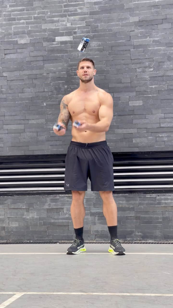 Jonas Sulzbachのインスタグラム：「Mais um treino pra conta! E claro, sempre com meu Power Whey de pós treino! 🫶  Os Cappuccinos Prontos Power Whey da @3coracoes são ideais para quem quer ir além! Unindo o sabor e a cremosidade do Cappuccino 3 Corações com 15g de proteína, sem adição de açúcares e zero lactose. Para os que são movidos a café, os Cappuccinos Prontos Power Whey vêm prontinhos para beber gelado no pré ou pós-treino e entre as refeições. Pensem numa delícia 😋 além de ser super prático!   Tenho cupom: JONAS15 Disponível no e-commerce oficial @mercafe publ」