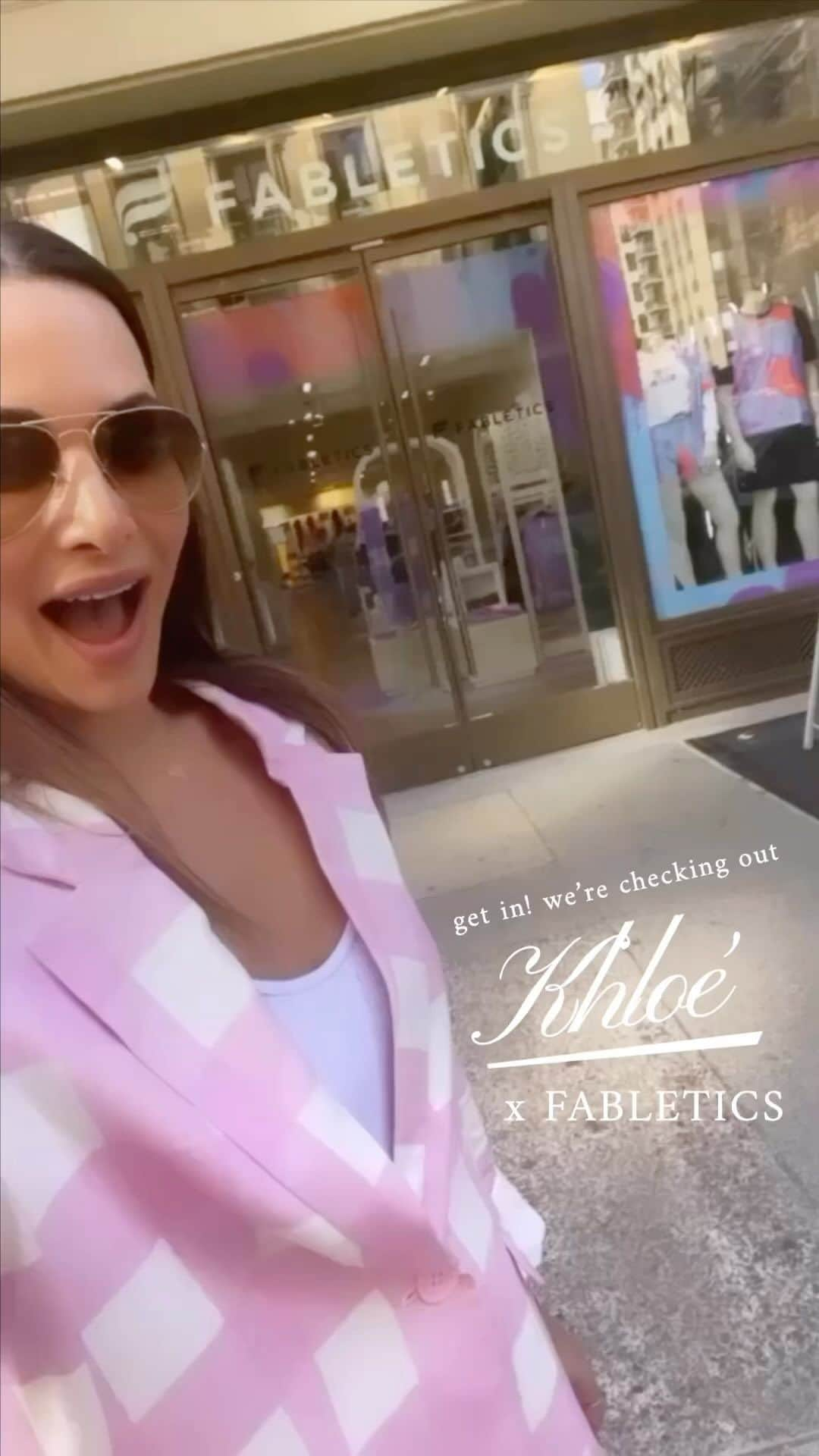 アンディ・ドーフマンのインスタグラム：「Get in! We’re going shopping for the epic @khloekardashian x @fabletics collab and it’s the most 🔥 one yet! 🙌🏻 #fitness #fableticsambassador」