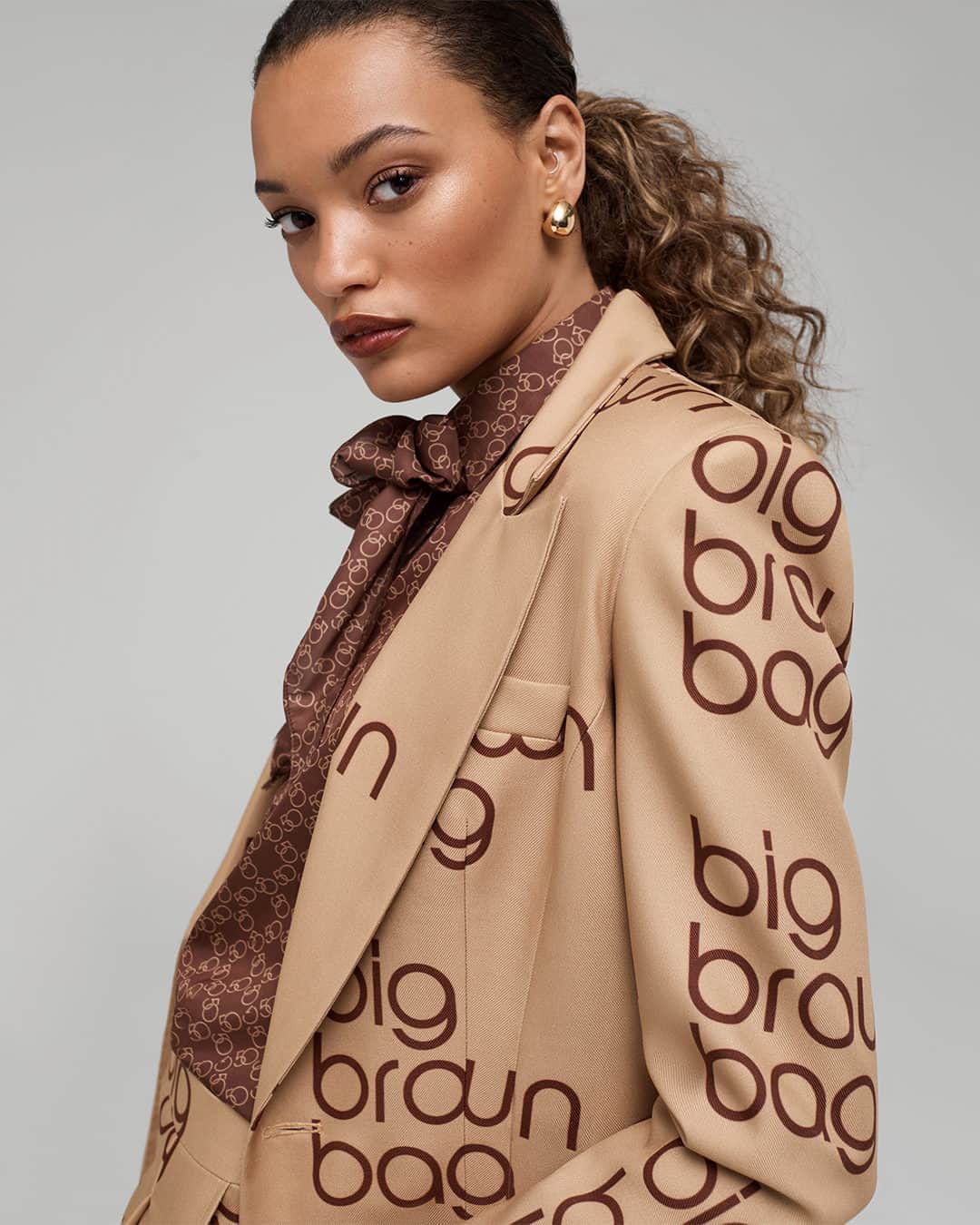 Bloomingdale'sのインスタグラム：「Outfit #2 reveal! In honor of the Big Brown Bag’s 50th anniversary, brilliant stylist @patrickmackieinsta looked to the ‘70s for inspiration since our iconic bag debuted in 1973. His creation? A super-chic, Halston-inspired look using our Big Brown Bag logo and special anniversary print. The exaggerated shoulders and flare pants give this modern silhouette major throwback vibes. We’re totally blown away! What should we make our Big Brown Bag into next? 🛍️ 🤎」