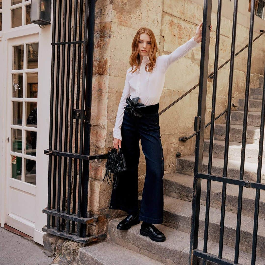 アンフォンテーヌのインスタグラム：「In a world that constantly craves novelty, the white shirt stands unwavering, a timeless symbol of elegance and sophistication.   Irina is wearing the ARMANTINE white shirt, PRESLEY jeans, CARALA belt, and SCARLETT handbag.   #annefontaine #designerannefontaine #whiteshirt #parisianchic #parisianstyle」