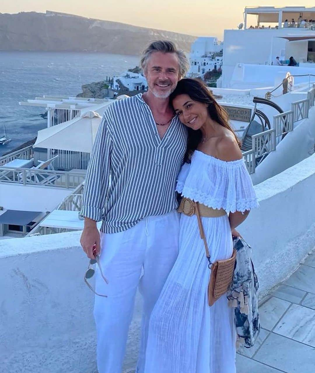 エマニュエル・シュリーキーのインスタグラム：「A sweet memory from our trip to Greece last summer to invoke some sweetness into this New Year. To all those celebrating, L’shana Tova! May you and yours be blessed with amazing health and vitality, an abundance of joy and laughter and the strength and courage to get thru the not so easy days. Sending all my love.. #HappyFriday #ShabbatShalom #happyroshhashanah✡️ ❤️💃🏻」