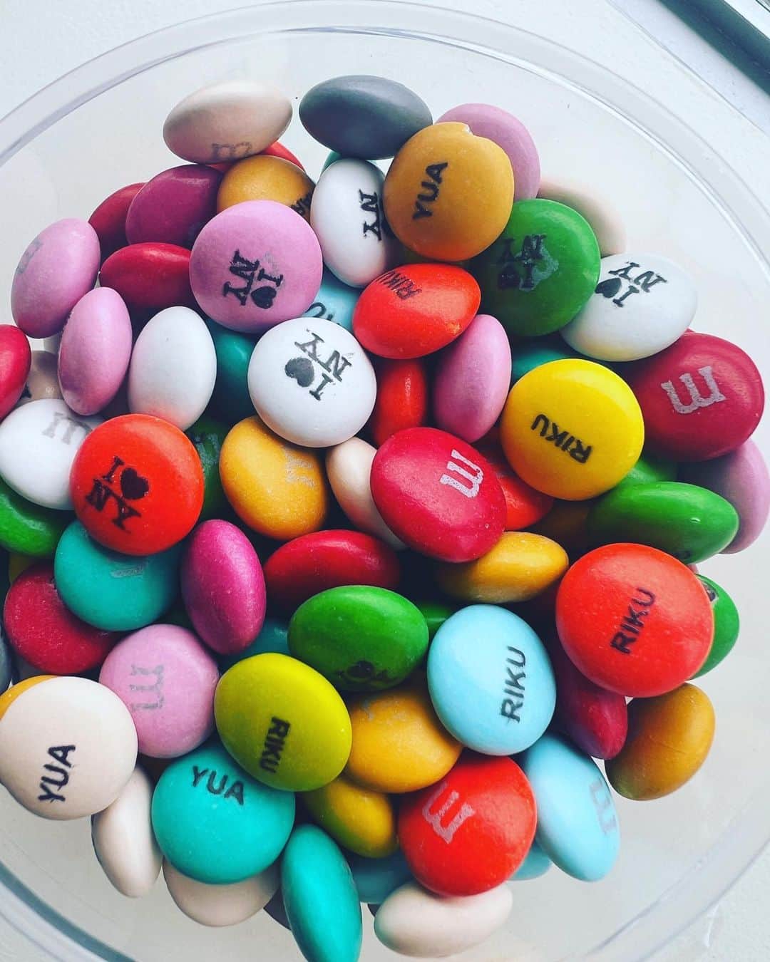 神崎恵さんのインスタグラム写真 - (神崎恵Instagram)「・ お仕事でNew Yorkにきています🗽 移動合間にm&m’s🍫で名前入りのチョコレートを作りました。 4種類入れられるメッセージやイラストを決めたら、好きな色のチョコを選ぶだけ。 息子たち3人の名前と、I♡NY🍎 食べるのがもったいない。 かわいいお土産になりました☺︎  #ny」9月16日 7時14分 - megumi_kanzaki