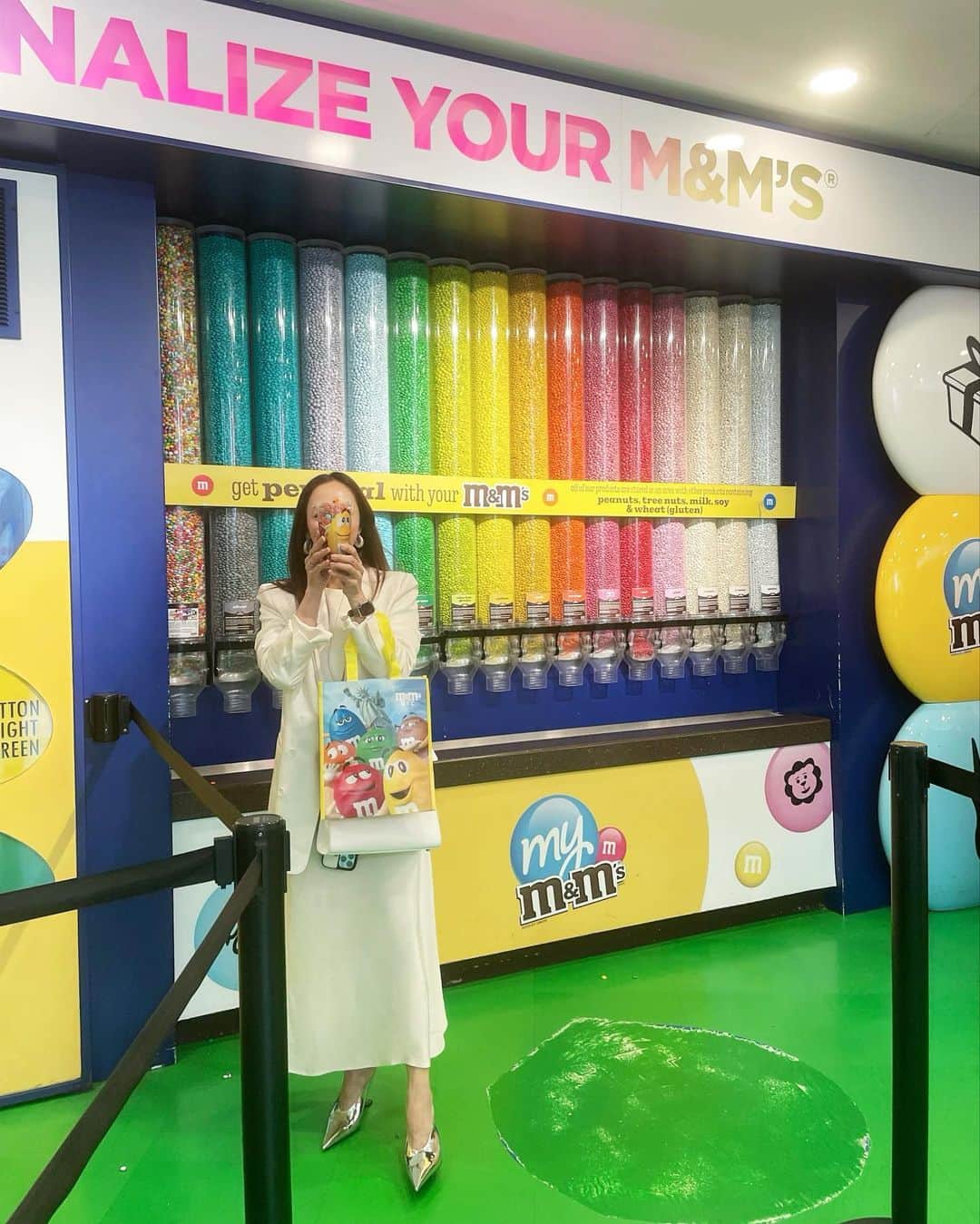 神崎恵のインスタグラム：「・ お仕事でNew Yorkにきています🗽 移動合間にm&m’s🍫で名前入りのチョコレートを作りました。 4種類入れられるメッセージやイラストを決めたら、好きな色のチョコを選ぶだけ。 息子たち3人の名前と、I♡NY🍎 食べるのがもったいない。 かわいいお土産になりました☺︎  #ny」