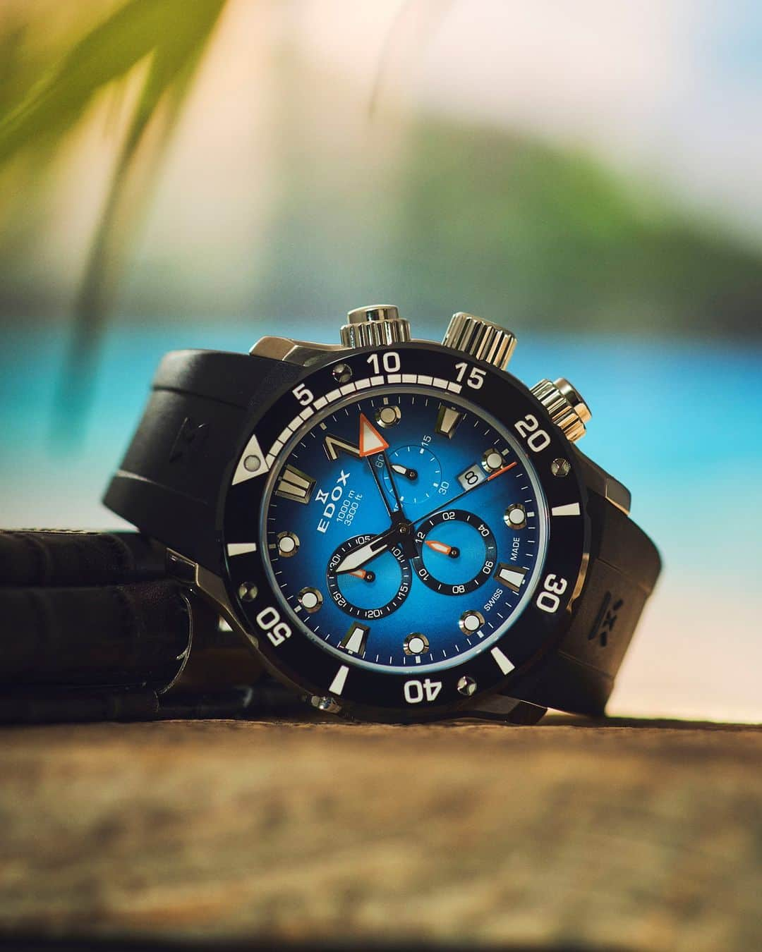 エドックスのインスタグラム：「#クロノオフショア1コレクション CHRONOFFSHORE-1 CHRONOGRAPH   ダイナミックなフォルムには、着用感に優れた強靭なケース、耐傷性のあるハイテクセラミックベゼル、オートヘリウムエスケープバルブを標準装備した1000m防水と、ダイバーズウォッチに求められる機能を搭載。シックな配色の中に海を連想させるブルーのダイヤルがアクセントになり、クールでファッション性の高いデザインに仕上がっています。  ___ #夏と言えばエドックス #EDOX #エドックス #高級腕時計 #防水時計 #ダイバーズ #ダイバーズウォッチ #街ダイバーズ #ハイスペダイバーズ #クロノオフショア1 #クロノオフショア１ #swissmade #swisswatch #thewaterchampion」