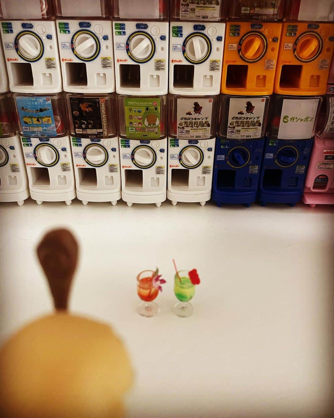 のインスタグラム：「南国リゾートの1/12トロピカルカクテル  最近のガチャはミニチュアと言えないほど デカいじゃないか！！ もう少し小さくて良いのに…って 嘆いた事もあったが。  ちっちゃっ‼︎‼︎‼︎ これはこれでちぃーさいぞ。 作るの大変だろな。  でも良きです(*´꒳`*)  #ガチャガチャ #ガシャポン #ガチャポン #ミニチュア #カプセルトイ #ガチャ沼 #南国リゾートの1/12トロピカルカクテル」
