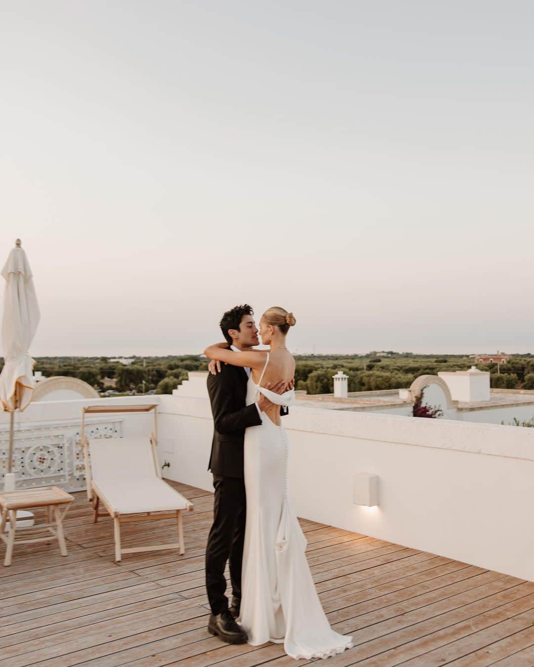 のインスタグラム：「I never want to stop making memories with you!!!! How are we already married for 3 months 🥹」