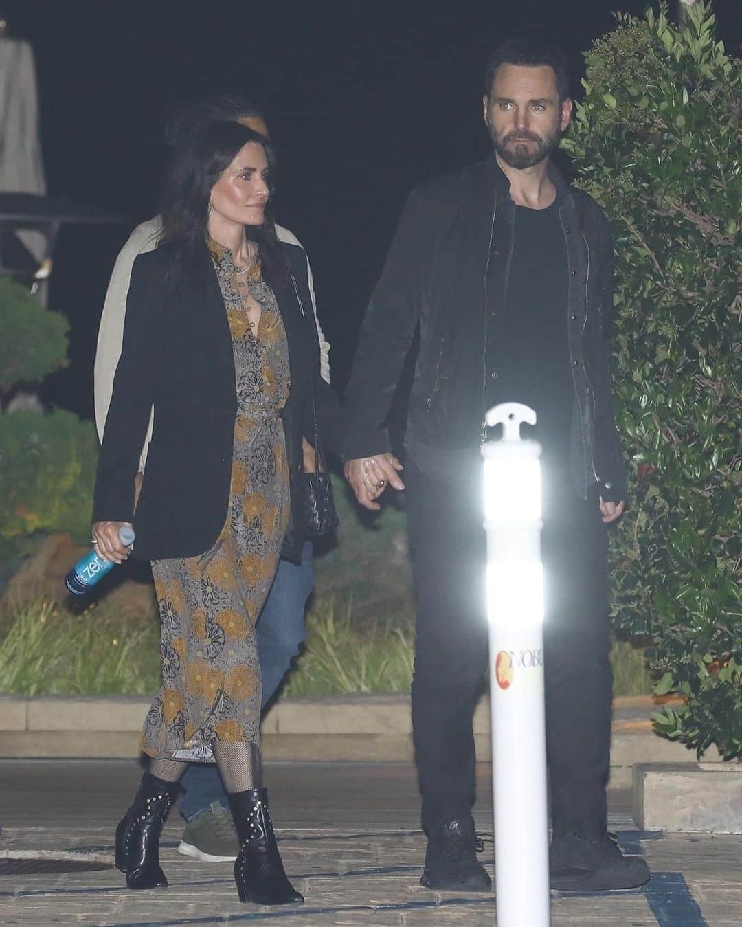 Just Jaredさんのインスタグラム写真 - (Just JaredInstagram)「Close pals Ed Sheeran and Courteney Cox spent some time together last night in Malibu! They were joined by the #Friends star's partner Johnny McDaid. We've got more pics and a fun detail about Courteney's dress over at JustJared.com! #EdSheeran #CourteneyCox #JohnnyMcDaid Photos: Backgrid」9月16日 7時24分 - justjared