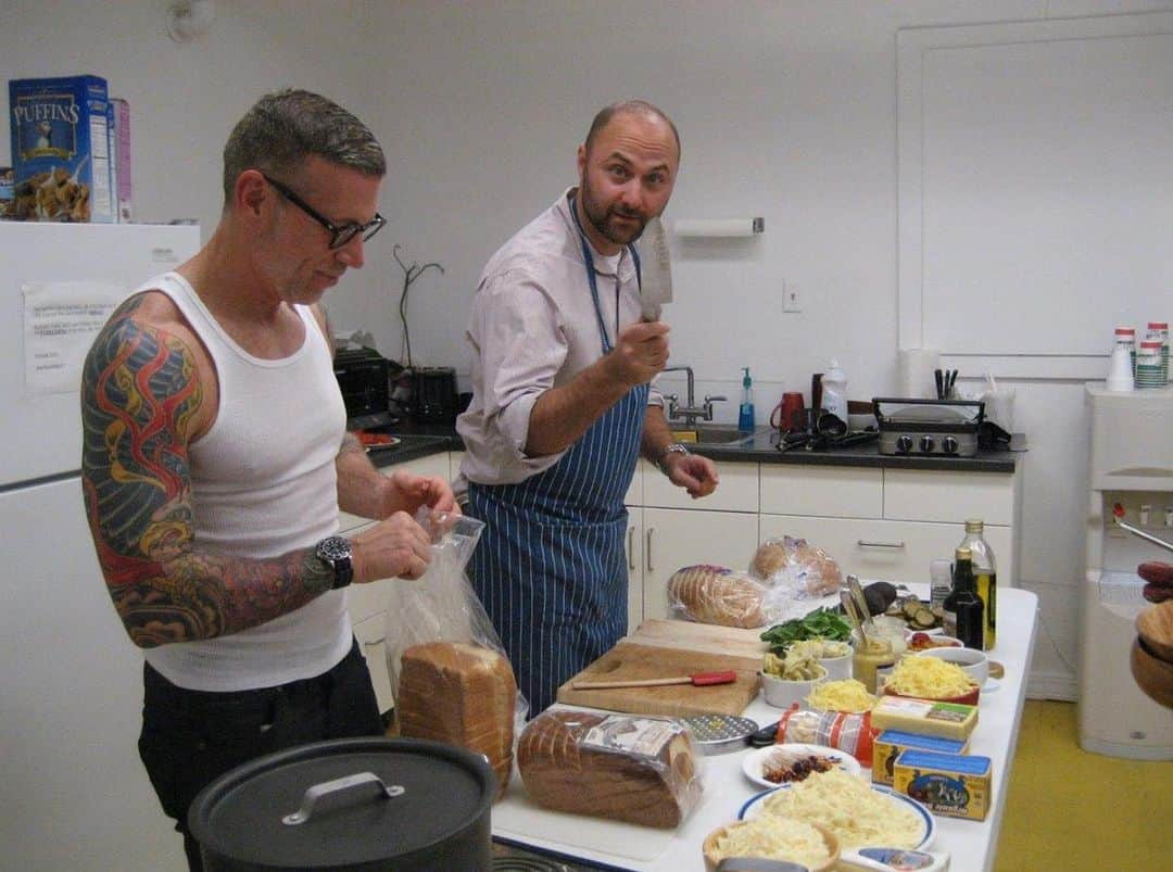 ニック･ウースタのインスタグラム：「2009 @jonnysaven and I making panini at @splendidla @ellamoss  cc: @moiseem @beeinatree」