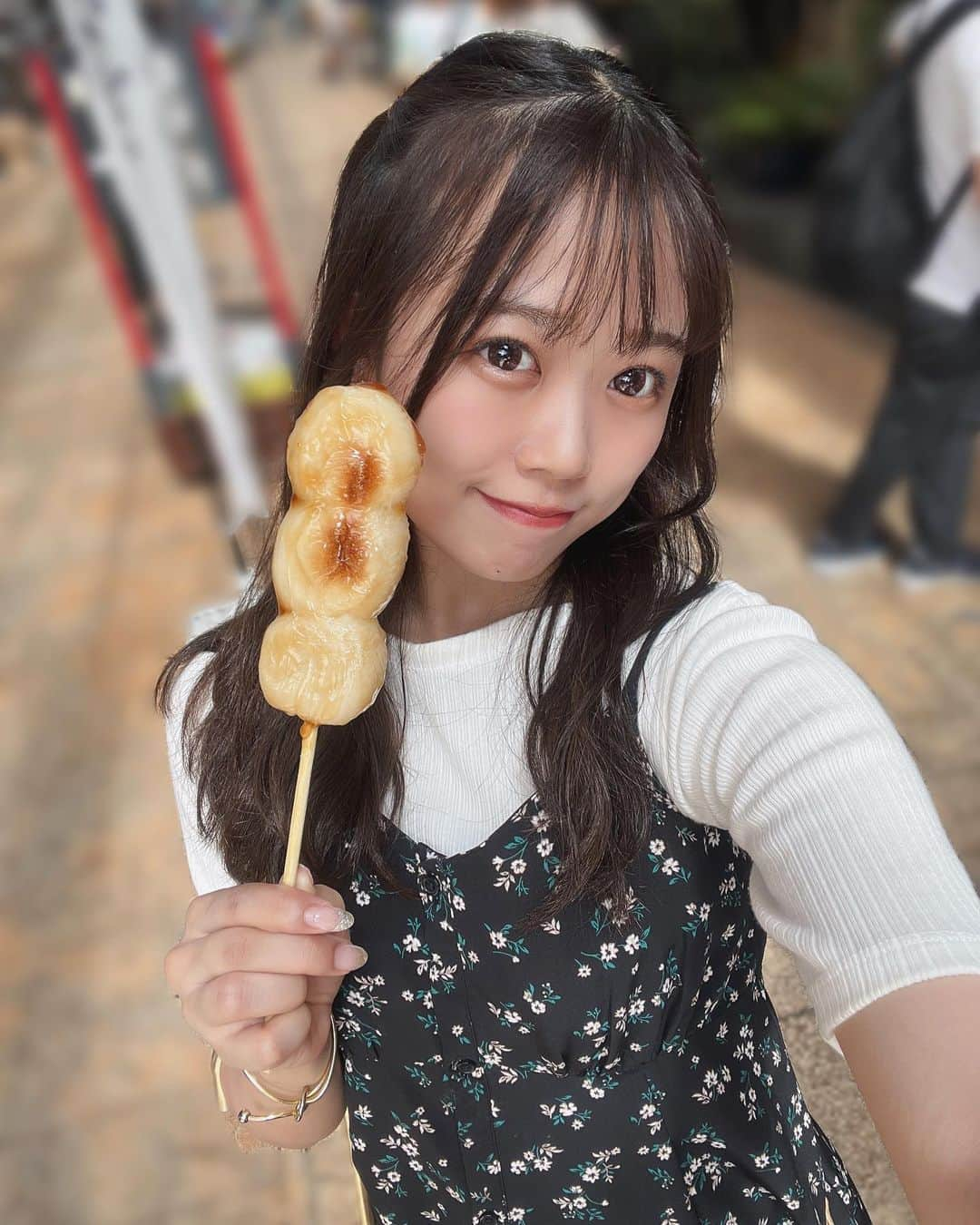 REINAさんのインスタグラム写真 - (REINAInstagram)「⁡ ⁡ ⁡ おは🐰🍡 ⁡ 実は家族で熱海旅行に行ってました👣🤍 ⁡ 食べ歩きした時に食べたお団子🤤🤤 ⁡ ⁡ たっっくさん写真あるので また色々載せていきますね🌼🌿‬ ⁡ ⁡ 今日からホーム5連戦！⚾︎𓈒𓂂𓏸 一緒に全力応援しましょう🫶🏻🫶🏻 京セラドーム大阪にてお待ちしています＾＾ ⁡ ⁡ ⁡ ⁡ ⁡ ⁡ #オリックス #BsGirls #Bs2023 #NPB #ORIX #buffaloes #プロ野球 #baseball #野球 #野球好き #オリ姫 #インスタ野球女子 #野球好きな人と繋がりたい #Instagram #follow #熱海旅行 #食べ歩き #旅行好き #熱海 #静岡 #BsGirls10th💎 #instalike #like4like #followme  #reina_bsgirls #reina_360  #SMILE全開 #🌼 #🐰 #🥐」9月16日 7時33分 - reina_bsgirls_360