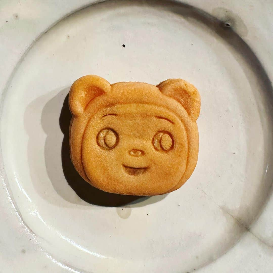 馬場俊英のインスタグラム：「かわいらしい朝ごはん😊  こぐまちゃん。  今日の差し入れに持って行きます。  #文明堂」