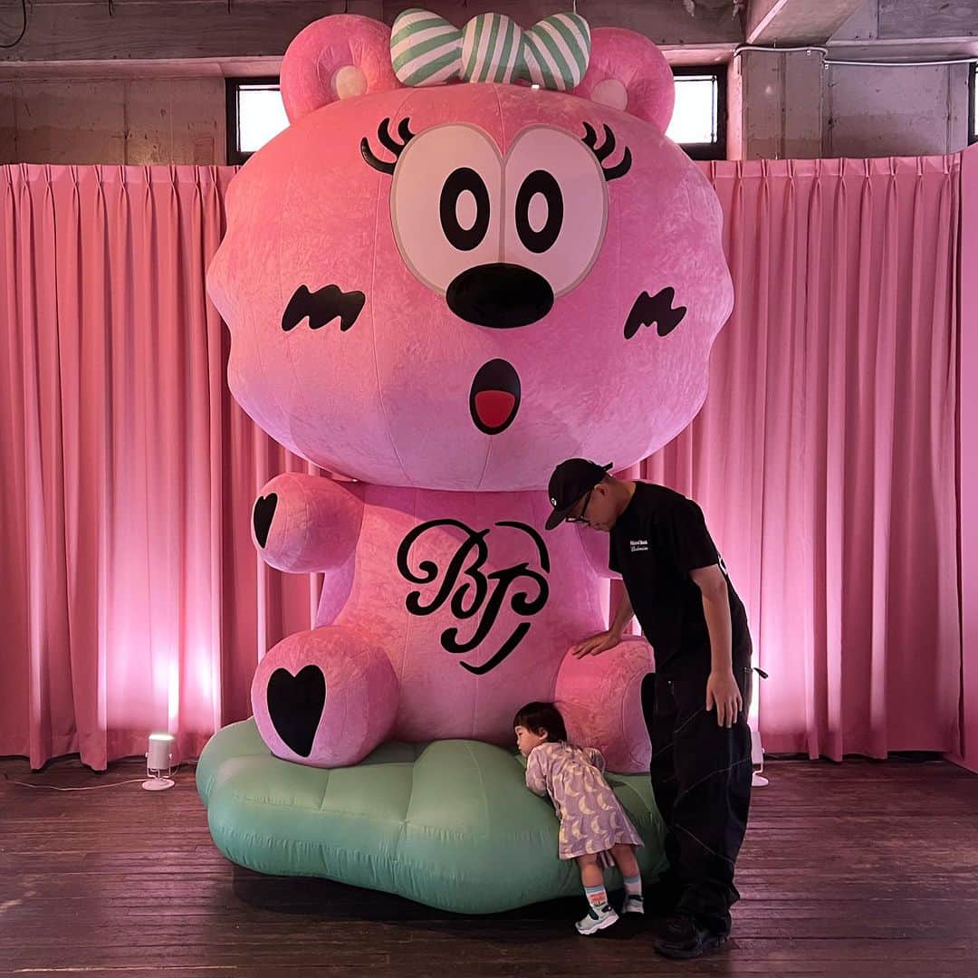 ヴェルディのインスタグラム：「Toa meets Binky💗🖤🧸」