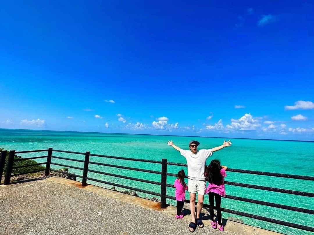 田村淳のインスタグラム：「沖縄県池間島で遅めの夏休み 海が緑色！と娘たちが興奮してました。  娘たちへ 家族旅行はできるだけ参加してください。年頃になって、友達を優先したくなる時が来ると思うけれど、パパとママは君たちと旅行することをとても楽しみにしています。パパは高校生の頃にちょっとした強がりで家族旅行できなかったから…それが心のこりなのよ。できるだけ参加してくれると嬉しいなぁ　　　　　パパより」