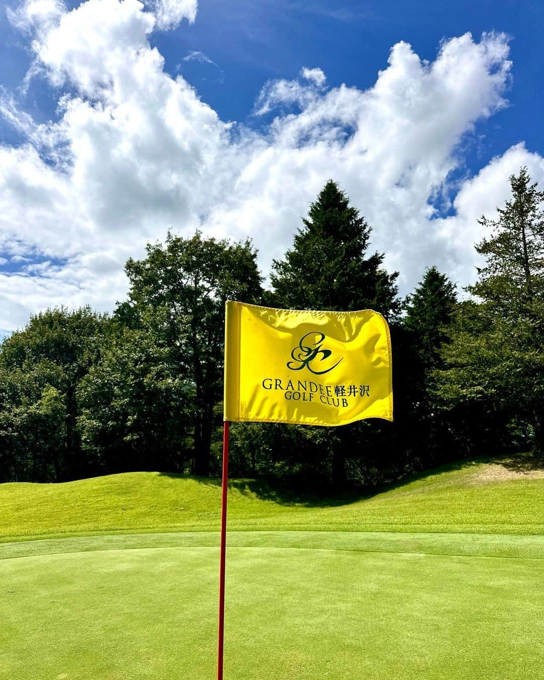 箕輪玖美さんのインスタグラム写真 - (箕輪玖美Instagram)「軽井沢ゴルフ合宿⛳️  1R目はグランディ軽井沢  主人のメンバーコースなので、軽井沢では毎年ラウンドするコース✨ 綺麗で気持ちの良いコース♪ ランチがとっても美味しくなっていました😉👍 ・ ・ 2R目は軽井沢72ゴルフ  まだラウンドした事がなかったのでリクエスト！ フラットでコース的には優しかったので、ショットに集中してラウンド🏌️‍♀️ 久々に100切れそうだったのに、最後のパー6・666ydに手こずって…結局100オーバー😂  来年リベンジをリクエストしたので、絶対100切ってやる😎  #ゴルフ女子 #軽井沢ゴルフ #ゴルフ合宿 #グランディ軽井沢森泉コース #軽井沢72ゴルフ #ゴルフ好きな人と繋がりたい  #ゴルフコーデ #マークアンドロナ #gforegolf #デサントゴルフ #箕輪玖美」9月16日 7時48分 - kumi.111