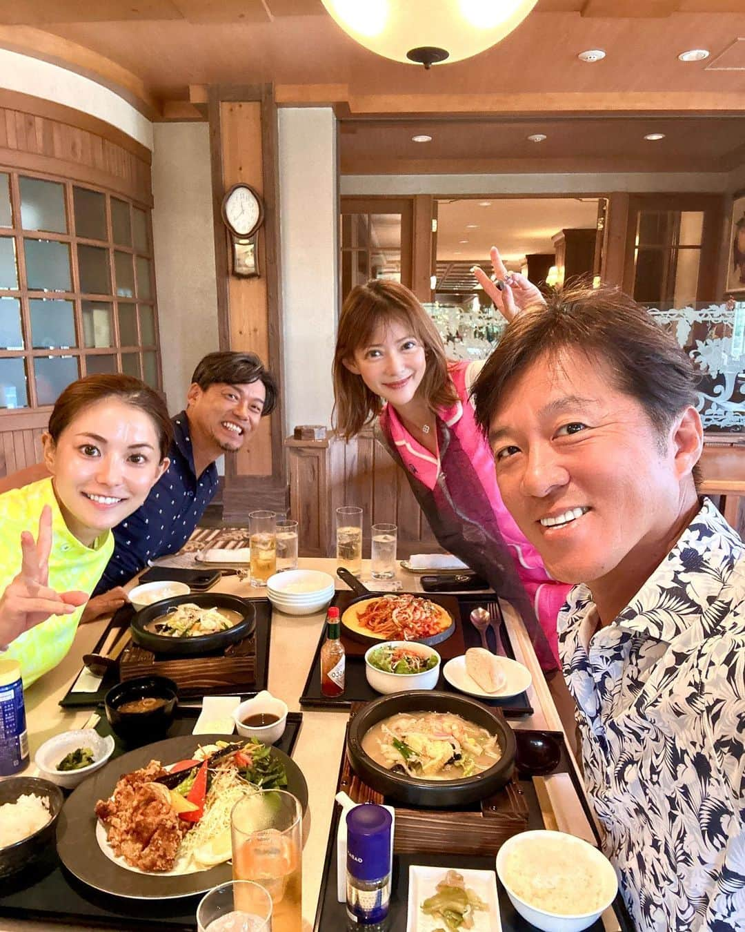 箕輪玖美さんのインスタグラム写真 - (箕輪玖美Instagram)「軽井沢ゴルフ合宿⛳️  1R目はグランディ軽井沢  主人のメンバーコースなので、軽井沢では毎年ラウンドするコース✨ 綺麗で気持ちの良いコース♪ ランチがとっても美味しくなっていました😉👍 ・ ・ 2R目は軽井沢72ゴルフ  まだラウンドした事がなかったのでリクエスト！ フラットでコース的には優しかったので、ショットに集中してラウンド🏌️‍♀️ 久々に100切れそうだったのに、最後のパー6・666ydに手こずって…結局100オーバー😂  来年リベンジをリクエストしたので、絶対100切ってやる😎  #ゴルフ女子 #軽井沢ゴルフ #ゴルフ合宿 #グランディ軽井沢森泉コース #軽井沢72ゴルフ #ゴルフ好きな人と繋がりたい  #ゴルフコーデ #マークアンドロナ #gforegolf #デサントゴルフ #箕輪玖美」9月16日 7時48分 - kumi.111