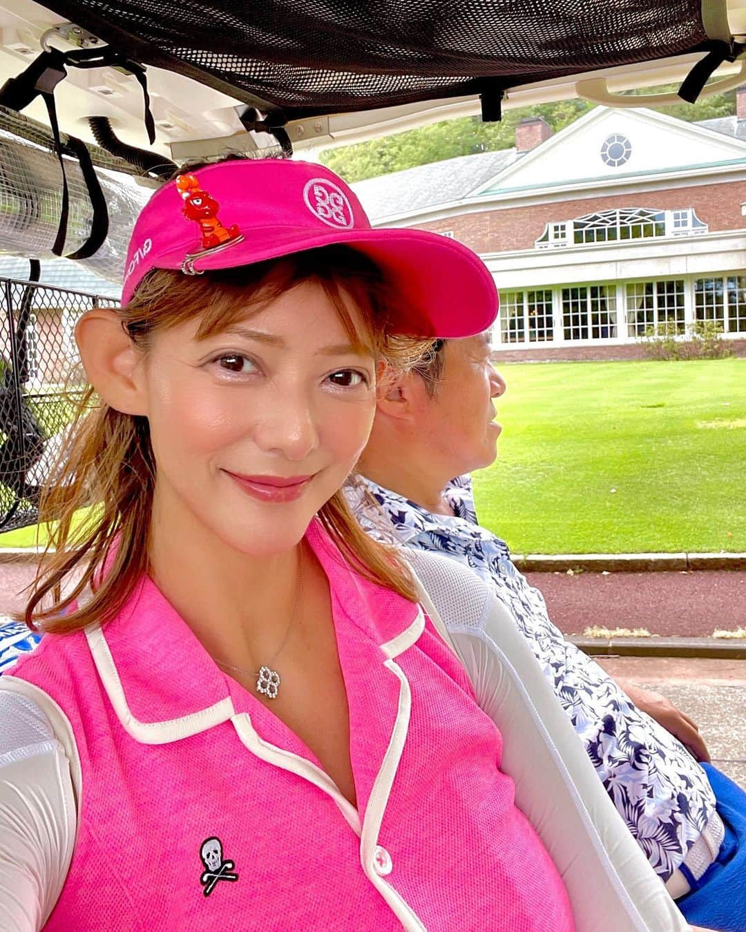 箕輪玖美のインスタグラム：「軽井沢ゴルフ合宿⛳️  1R目はグランディ軽井沢  主人のメンバーコースなので、軽井沢では毎年ラウンドするコース✨ 綺麗で気持ちの良いコース♪ ランチがとっても美味しくなっていました😉👍 ・ ・ 2R目は軽井沢72ゴルフ  まだラウンドした事がなかったのでリクエスト！ フラットでコース的には優しかったので、ショットに集中してラウンド🏌️‍♀️ 久々に100切れそうだったのに、最後のパー6・666ydに手こずって…結局100オーバー😂  来年リベンジをリクエストしたので、絶対100切ってやる😎  #ゴルフ女子 #軽井沢ゴルフ #ゴルフ合宿 #グランディ軽井沢森泉コース #軽井沢72ゴルフ #ゴルフ好きな人と繋がりたい  #ゴルフコーデ #マークアンドロナ #gforegolf #デサントゴルフ #箕輪玖美」