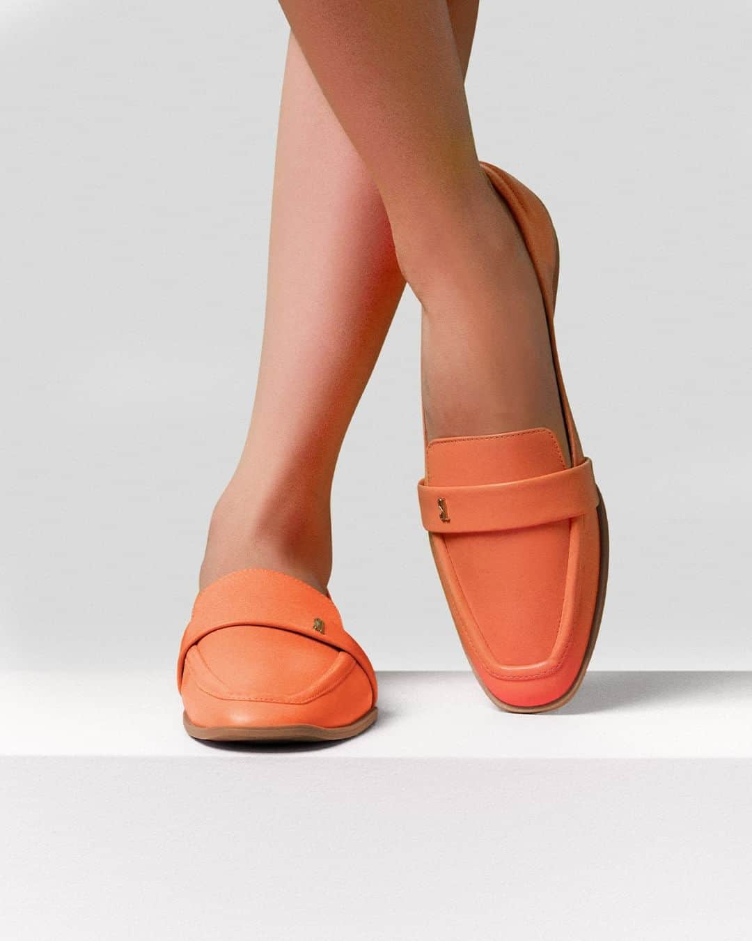 Santa Lollaのインスタグラム：「Para trazer um toque mais fashionista a modelos  clássicos do closet feminino, o loafer ganha new edit com os tons vibrantes do verão. [ 03F6.2995.02E7.0308 | R$199,90 ] #santalolla #santalollaverao24 #comfy #colors」