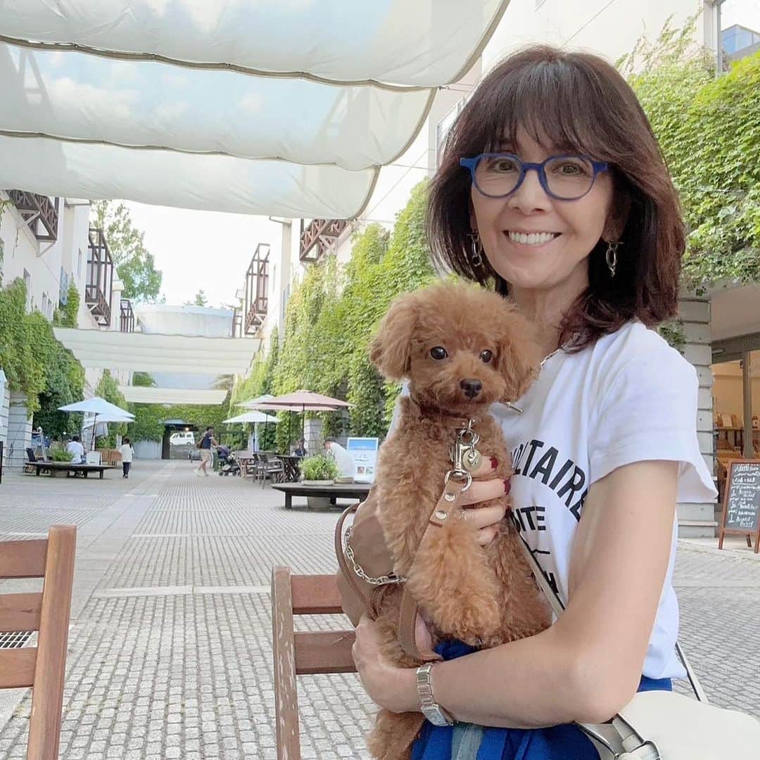 のインスタグラム：「夏の思い出🍉  素敵な週末をお過ごしください😊  #柏木由紀子ファッションクローゼット 好評発売中！ #楽天ブックスファッション部門1位獲得 #発売前重版 #坂本九音楽事務所 #坂本九 #坂本九柏木由紀子 #シニアファッション #シニア世代のファッション番長 #75歳 #70代コーディネート #60代コーディネート #50代コーディネート #柏木マダム #カシワギマダム #由紀子巻き #60代ヘアスタイル」