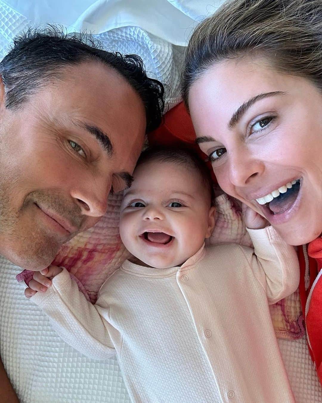 のインスタグラム：「3 months old today! Kev and I really want to keep her little face off social BUT no one ever saw her smile because she was too little when we shot the magazine cover. Anyway, while she’s still little I figure I get this one post out as she LIGHTS up our day everyday and I hope she can light yours up to! We love her soooooo much we may explode!!!」
